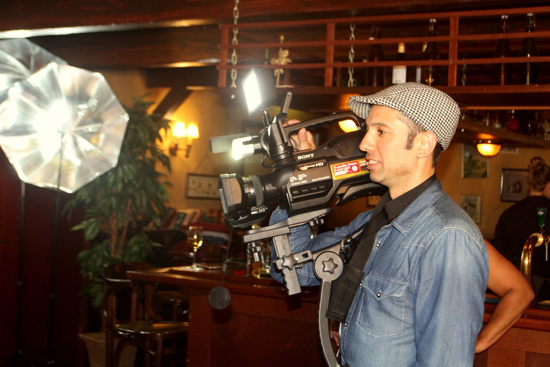 gray computer monitor