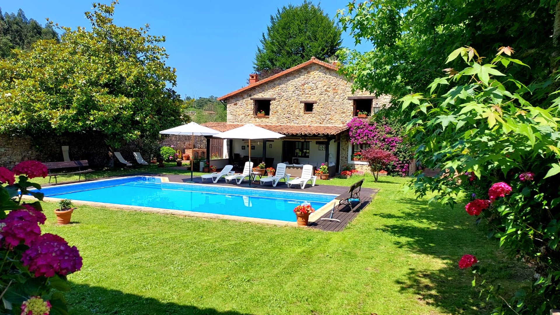 black and white bed linen