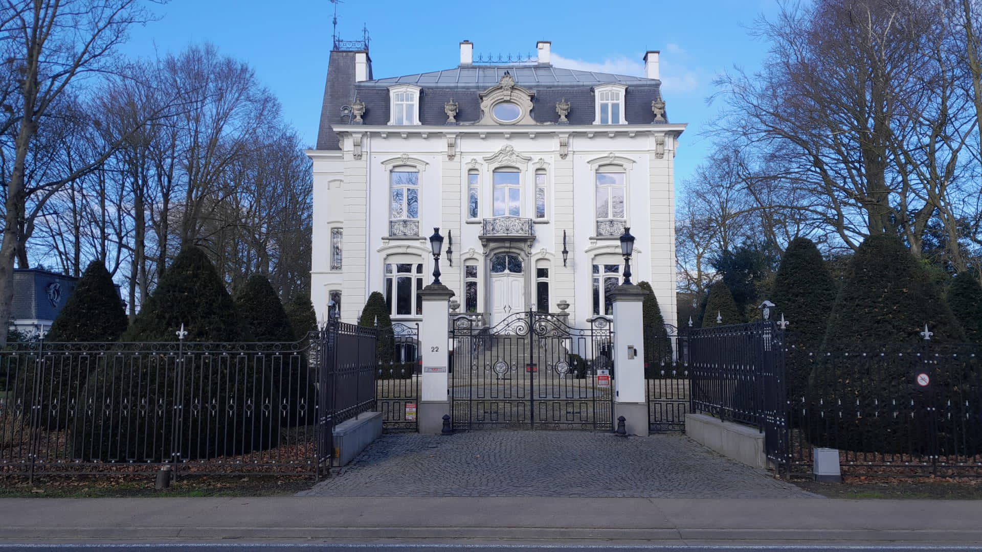 black and white bed linen