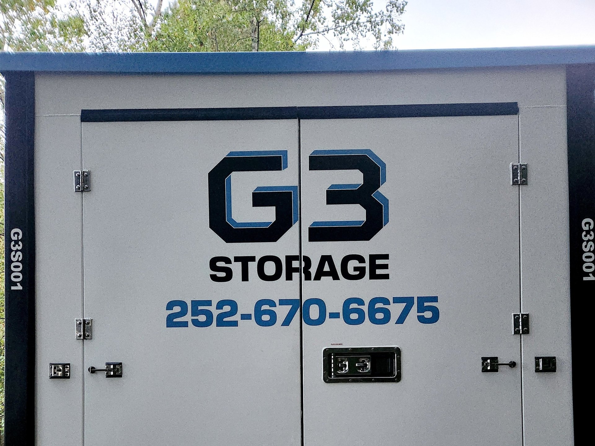 gray computer monitor