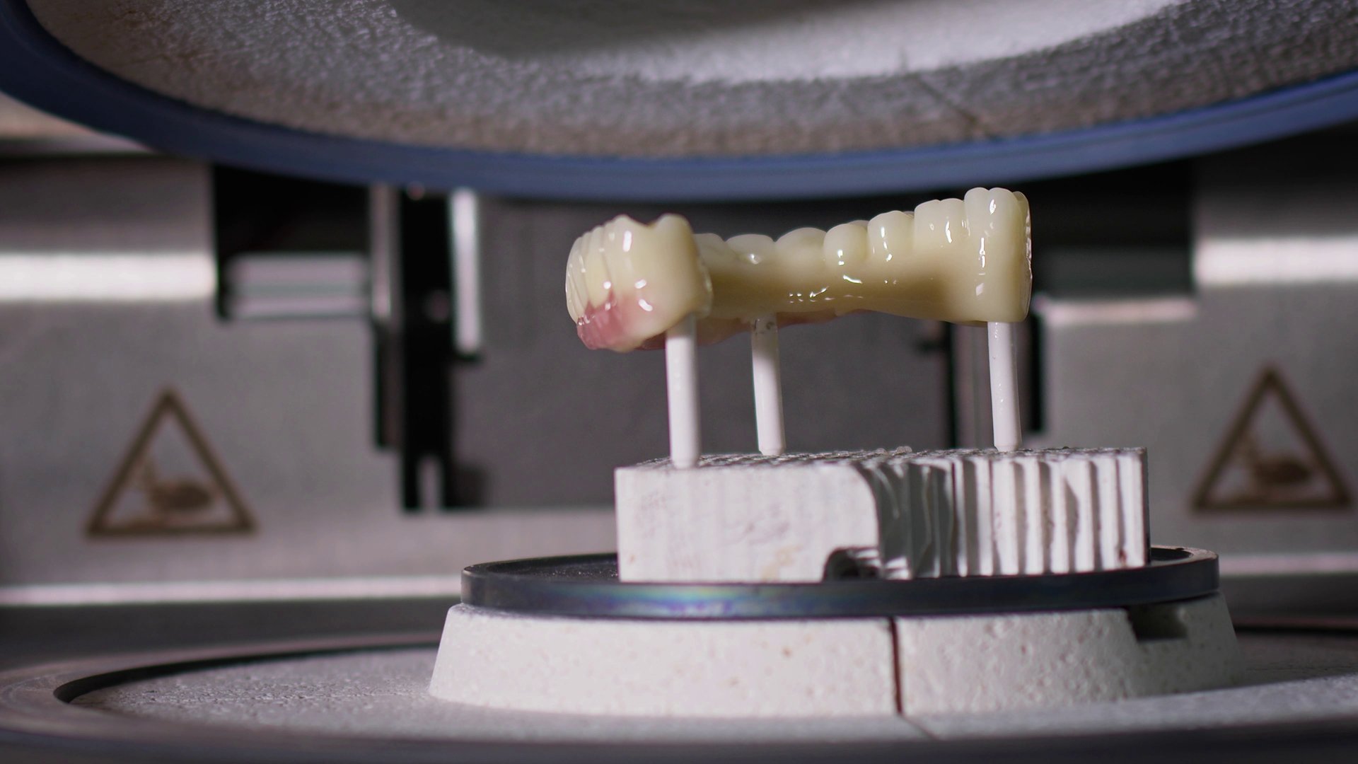 gray computer monitor