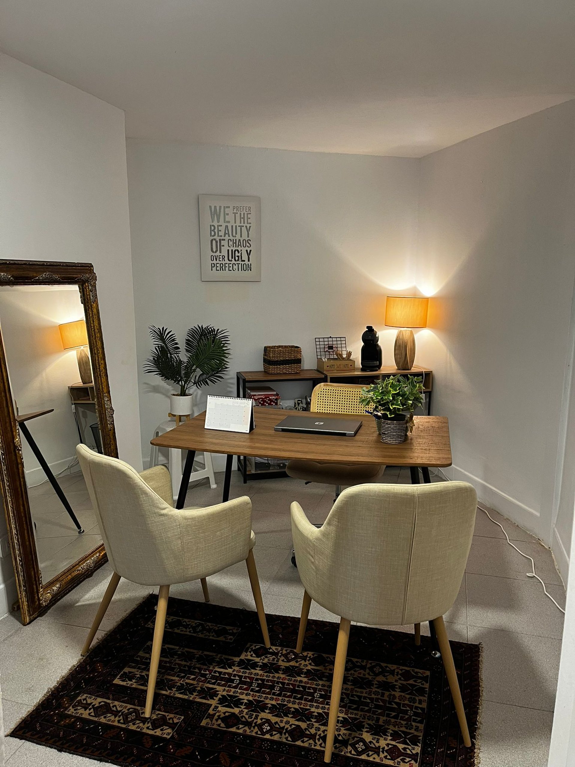 gray computer monitor