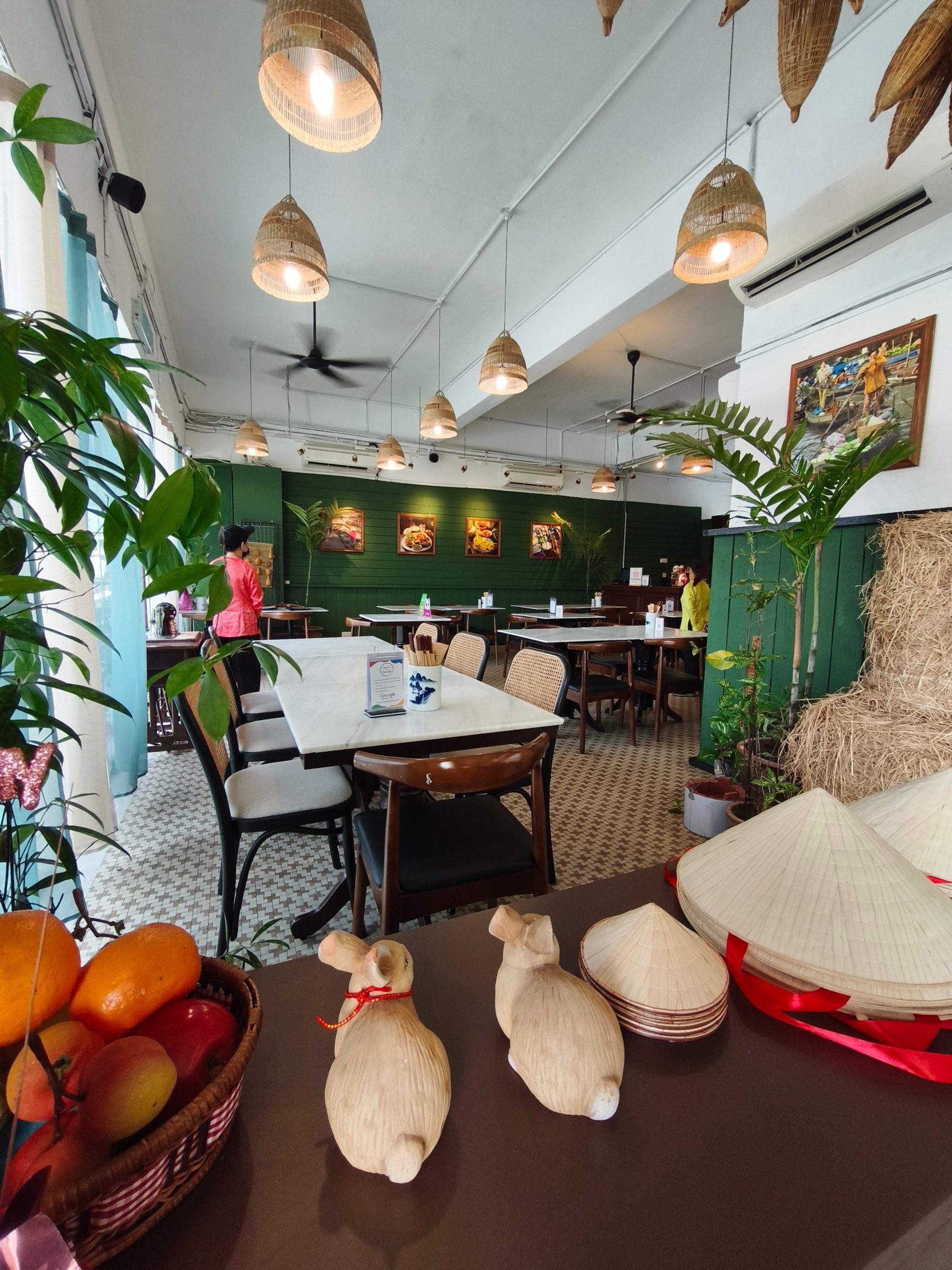 gray computer monitor