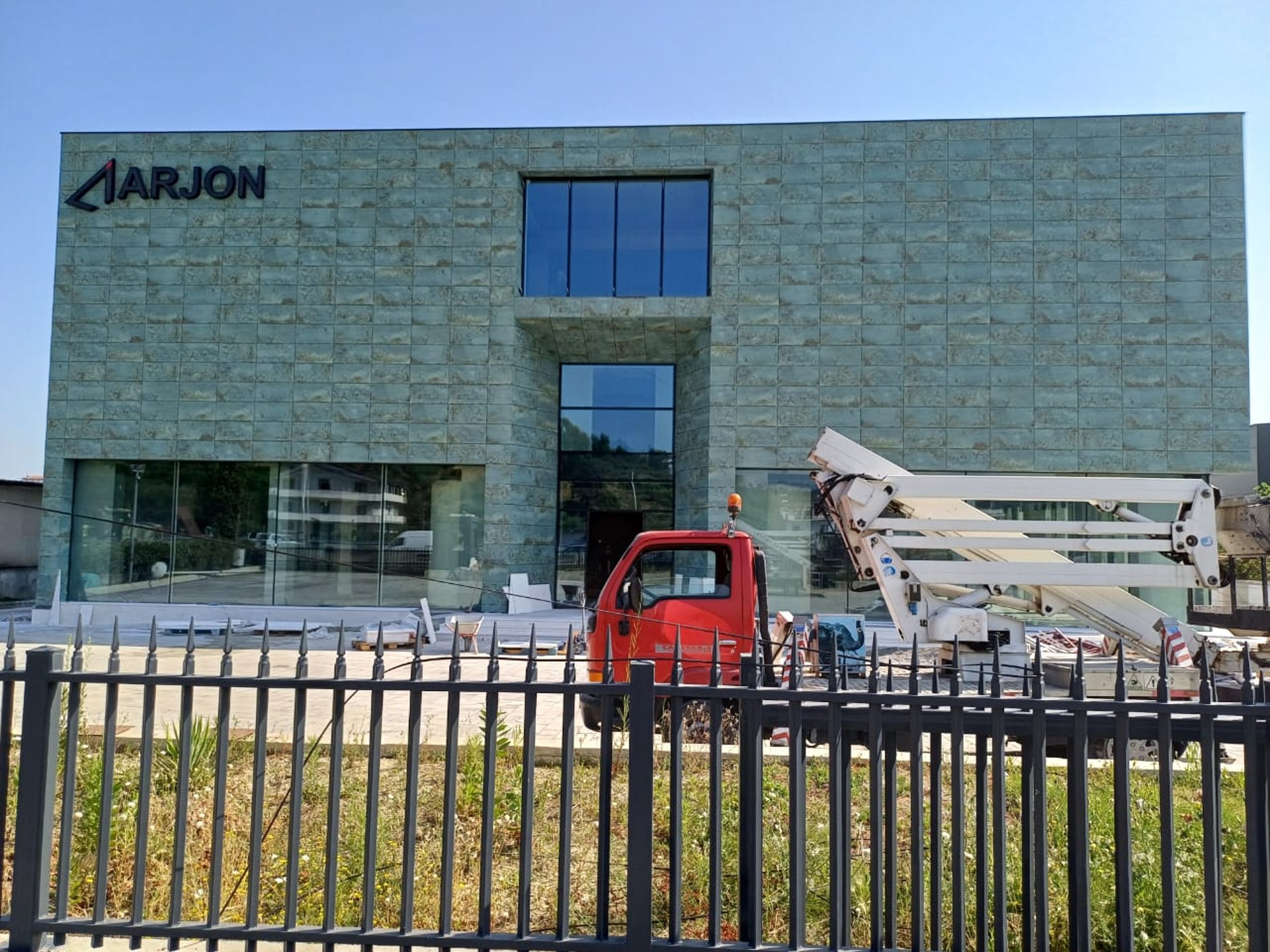 gray computer monitor