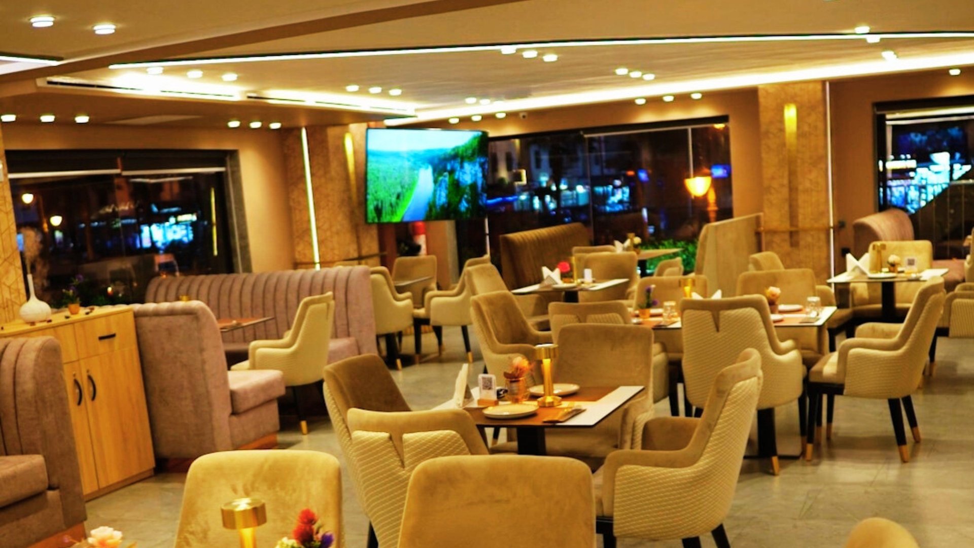 gray computer monitor