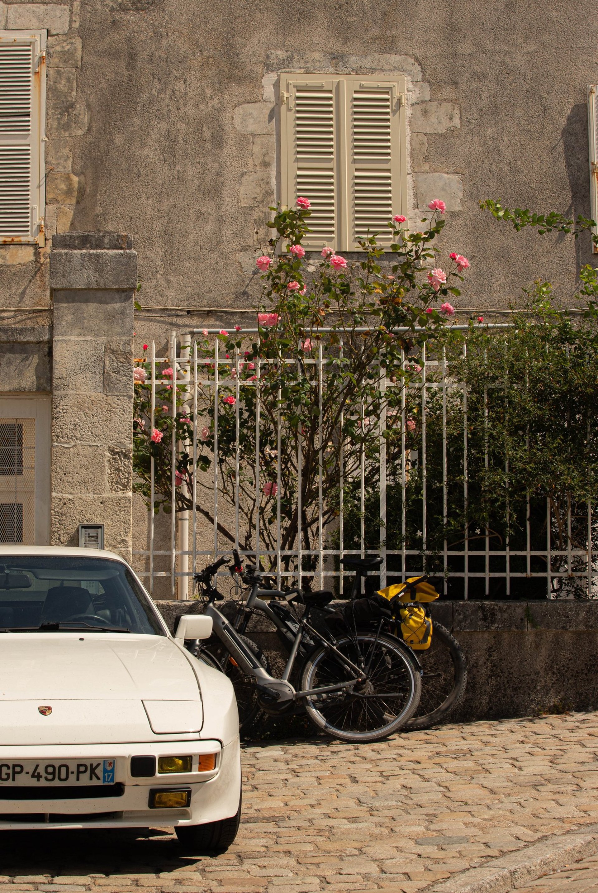 gray computer monitor