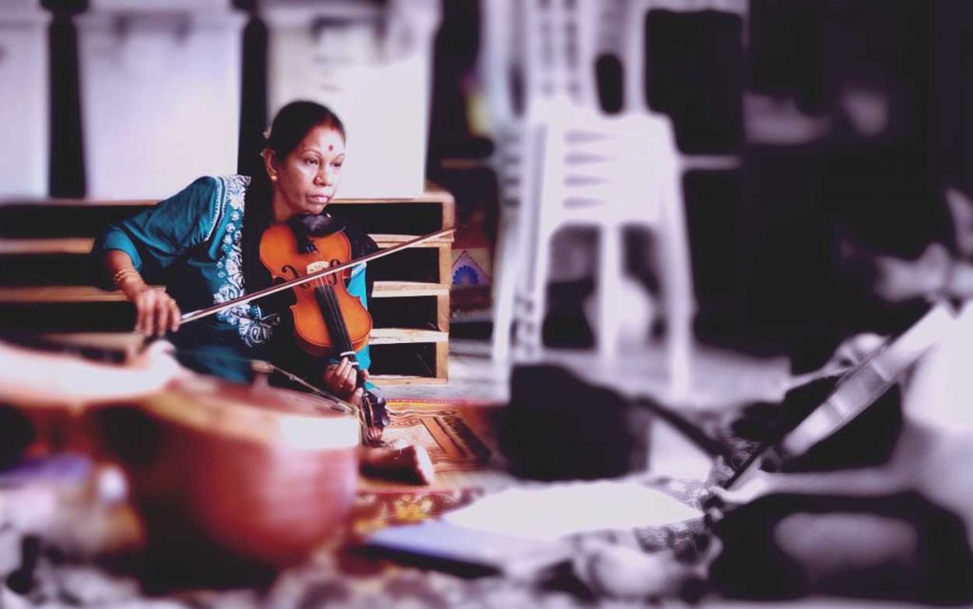 violin class teaching student