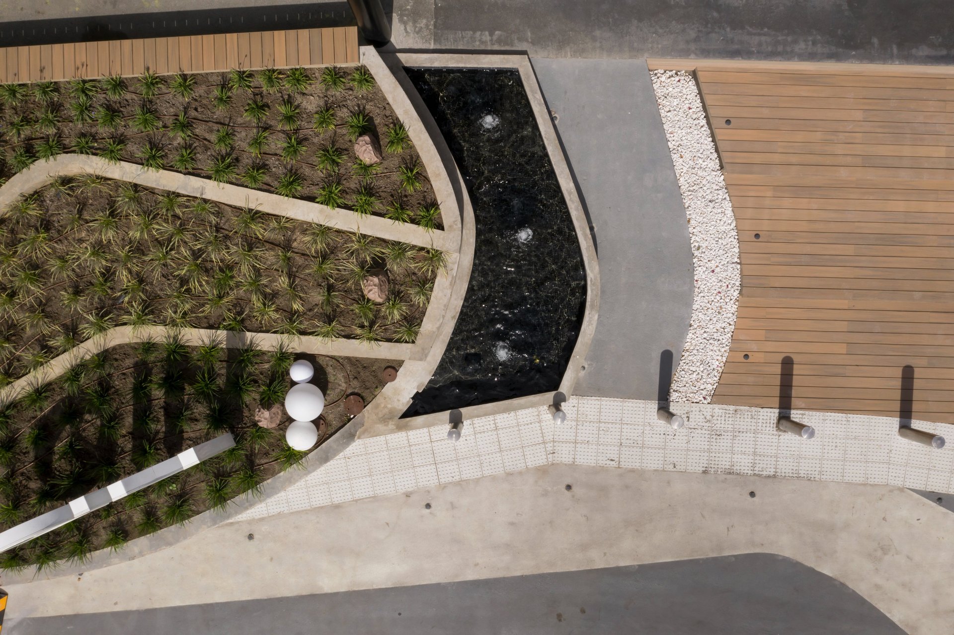 black and white bed linen