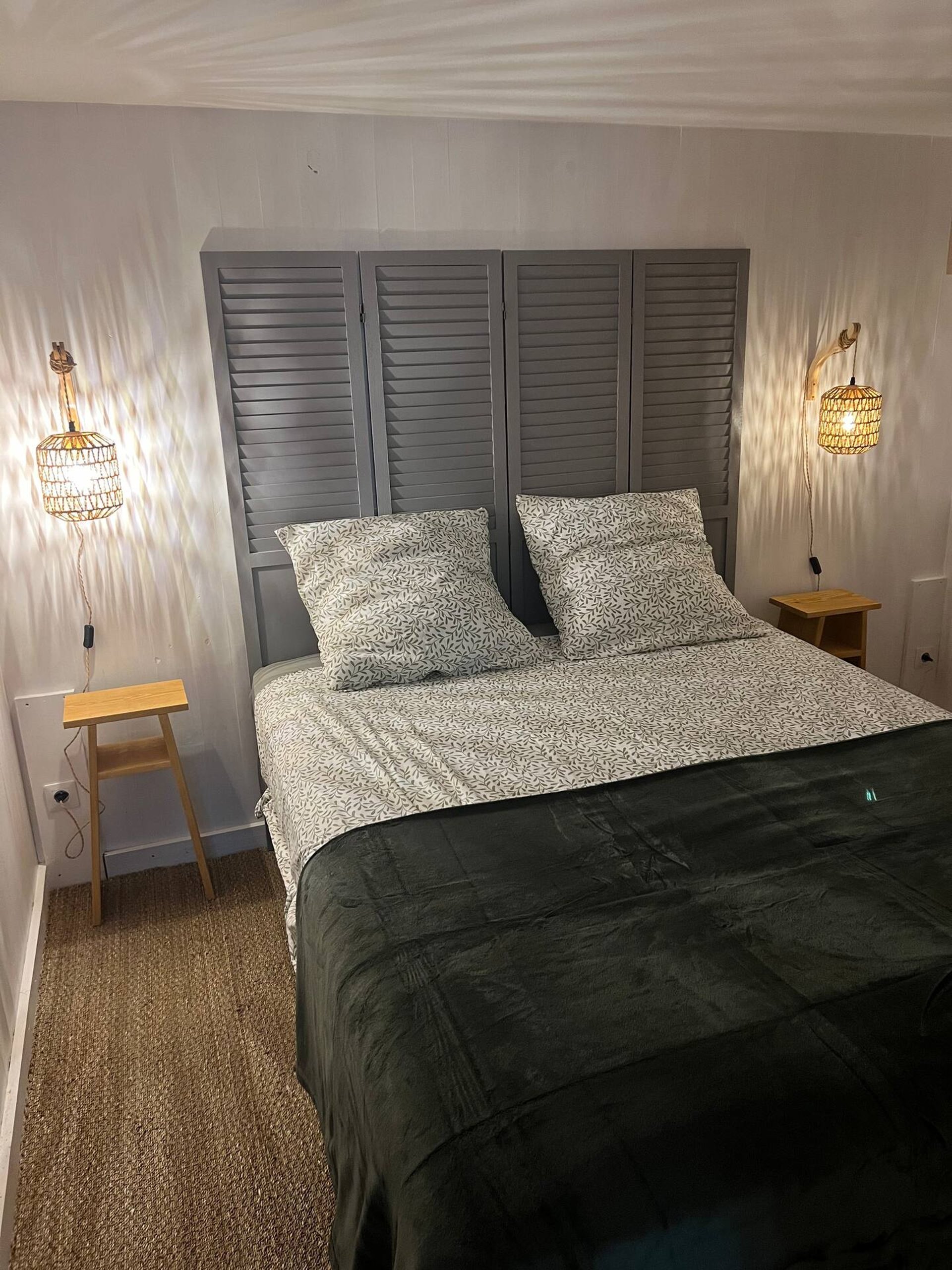 black and white bed linen