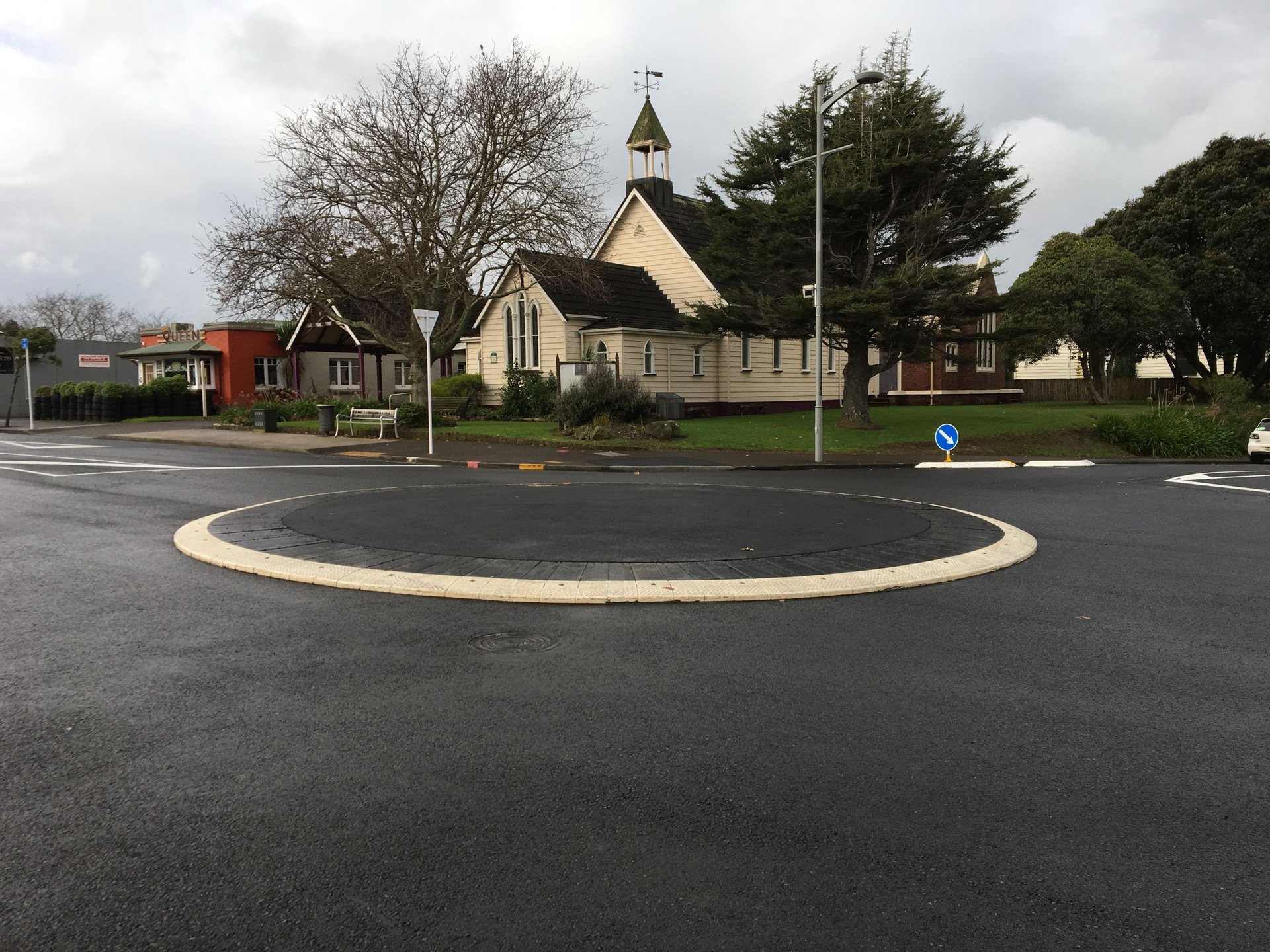 gray computer monitor