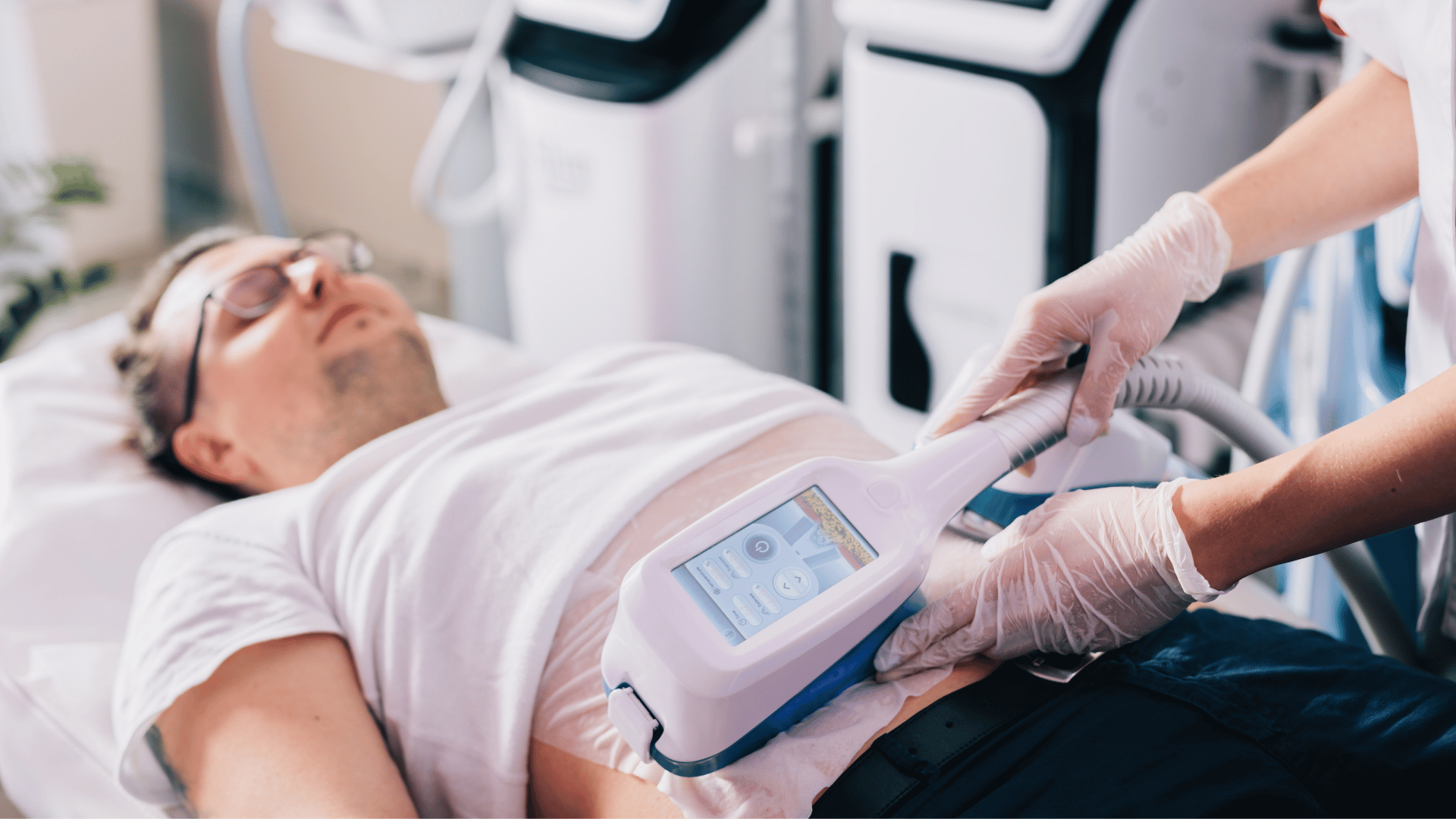 coolsculpting machine on male patient's stomach