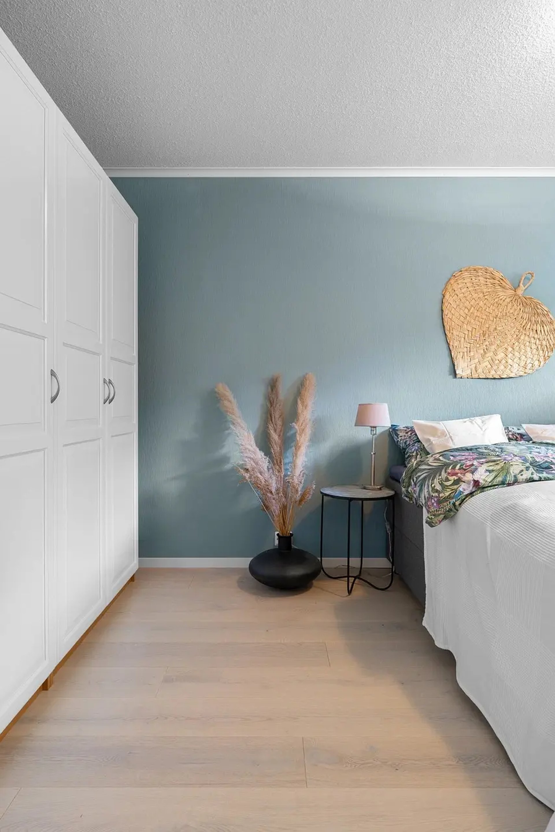 bryiso.fr, Armoire, sol pvc, murs bleu, la photo montre une très belle chambre qui vient d'être rénovée avec de belles couleu