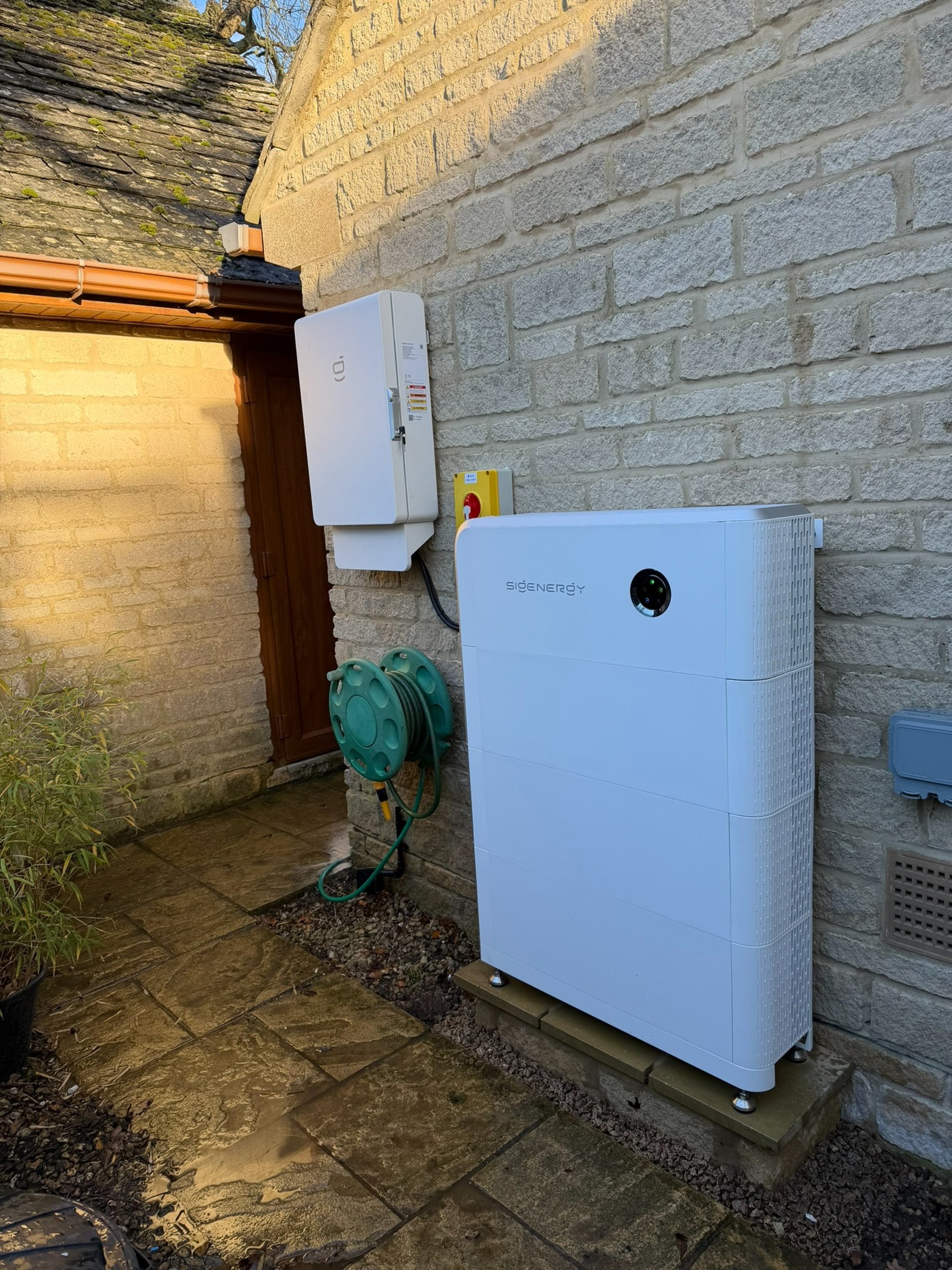 a bunch of wires are plugged into a switch box