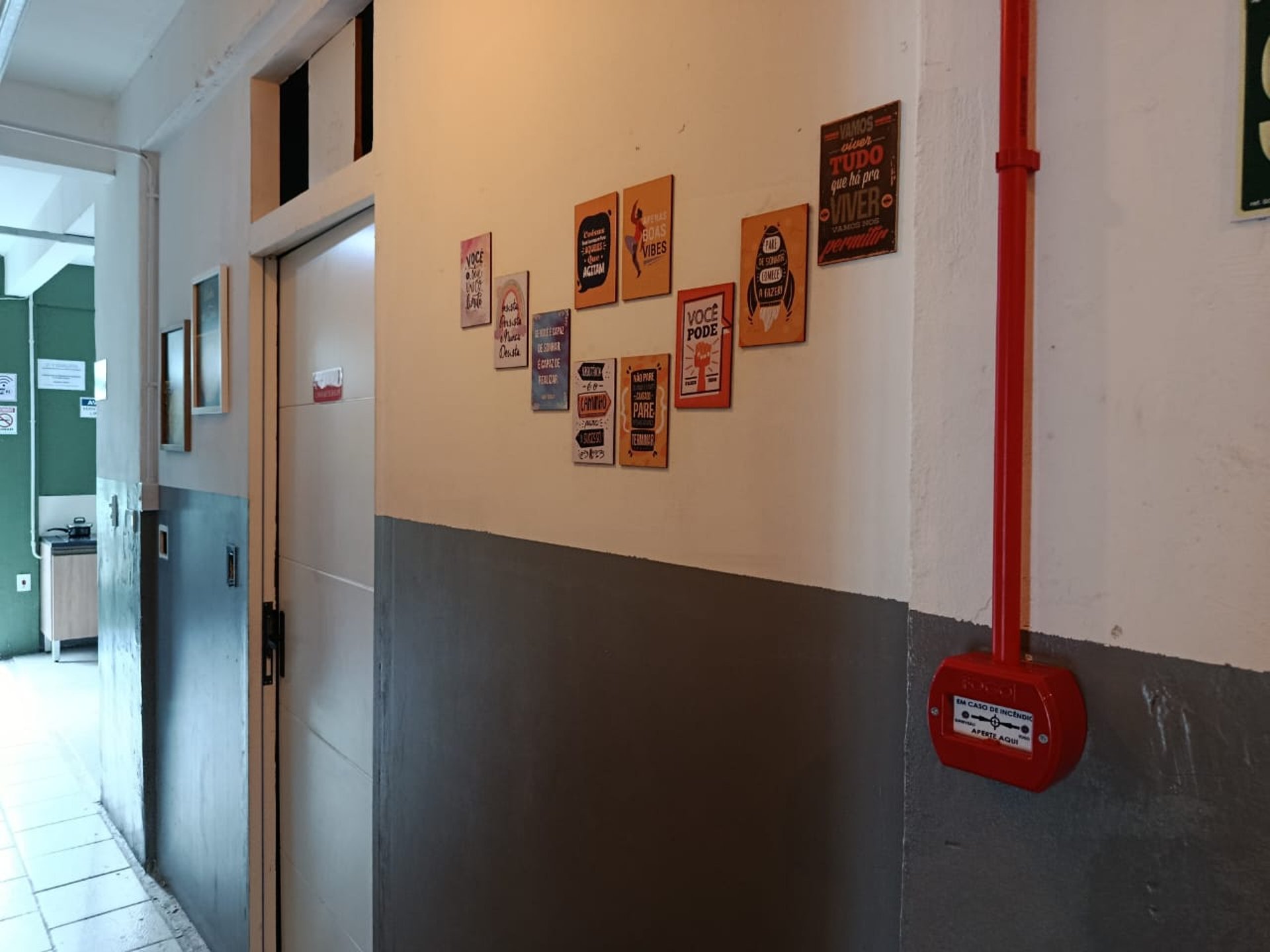 gray computer monitor