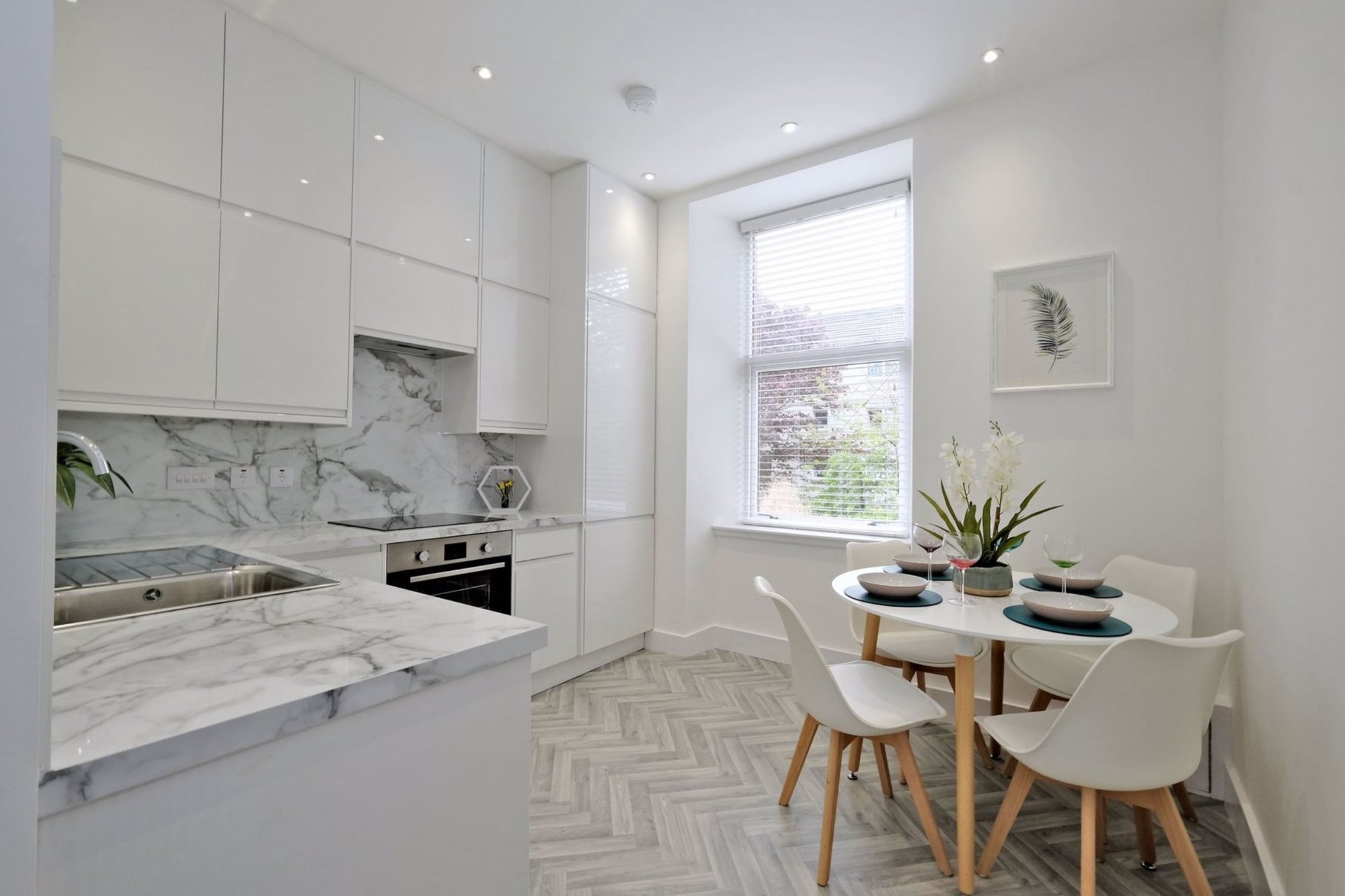 gray computer monitor