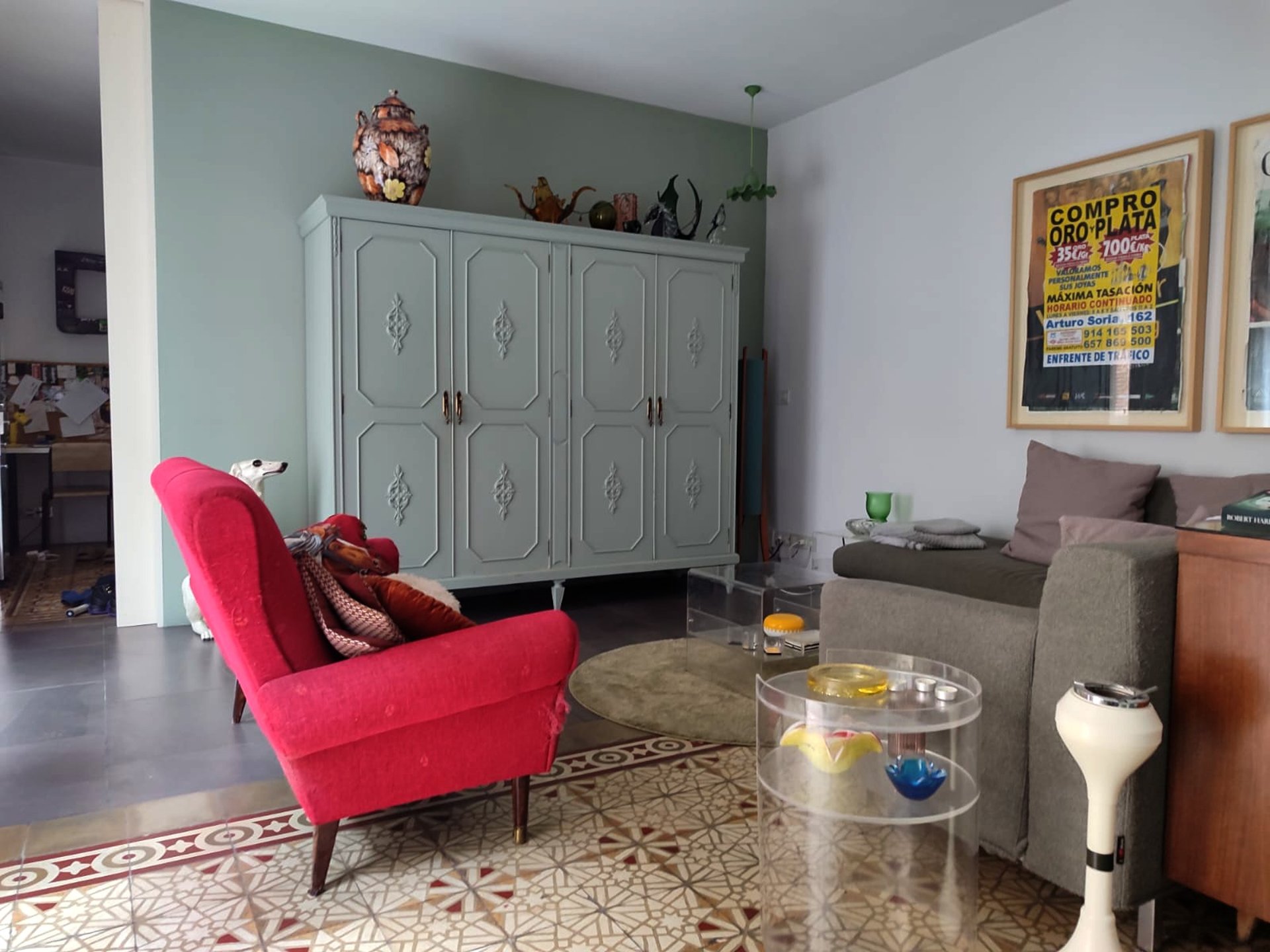 gray computer monitor