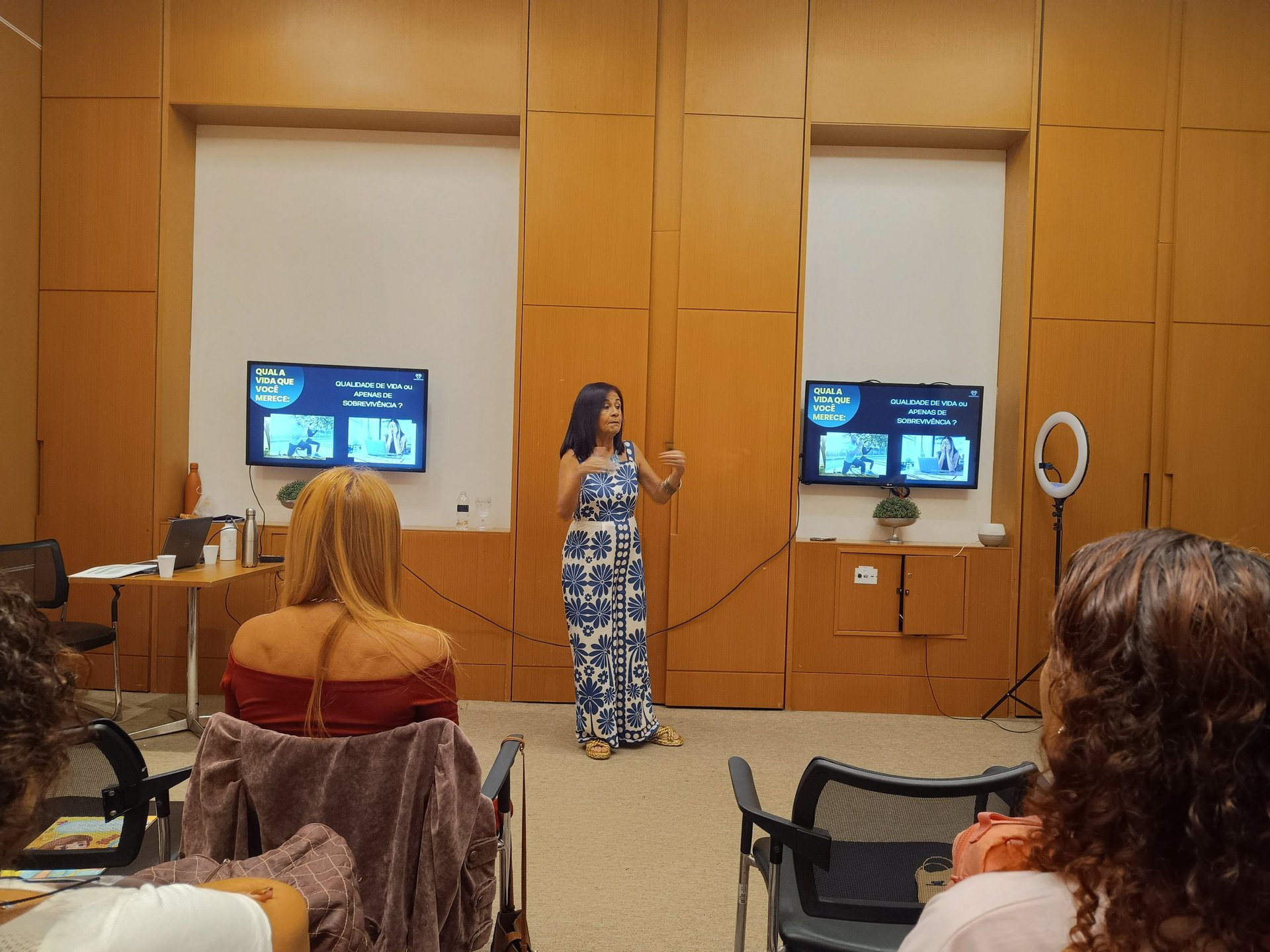 gray computer monitor