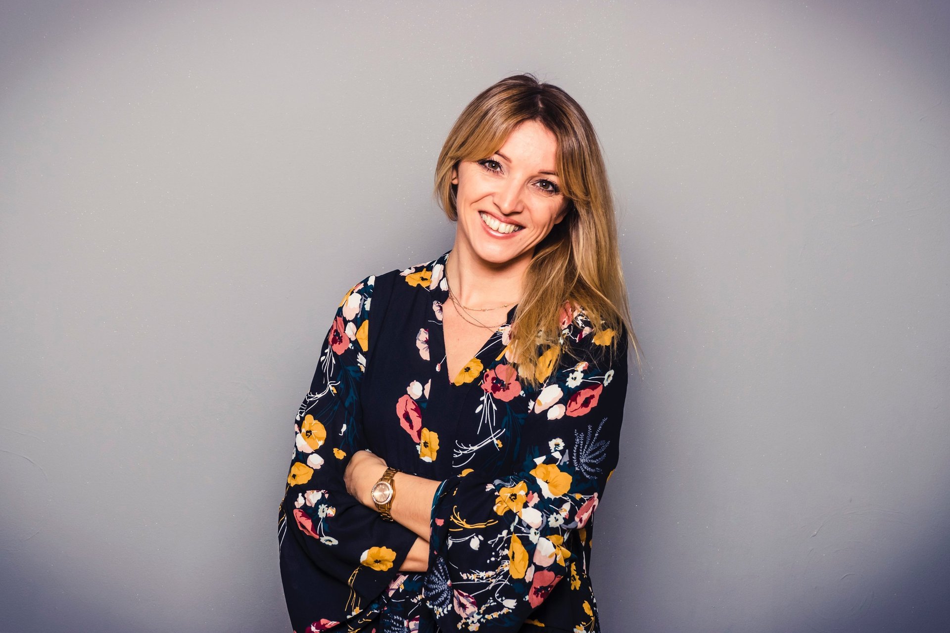 gray computer monitor