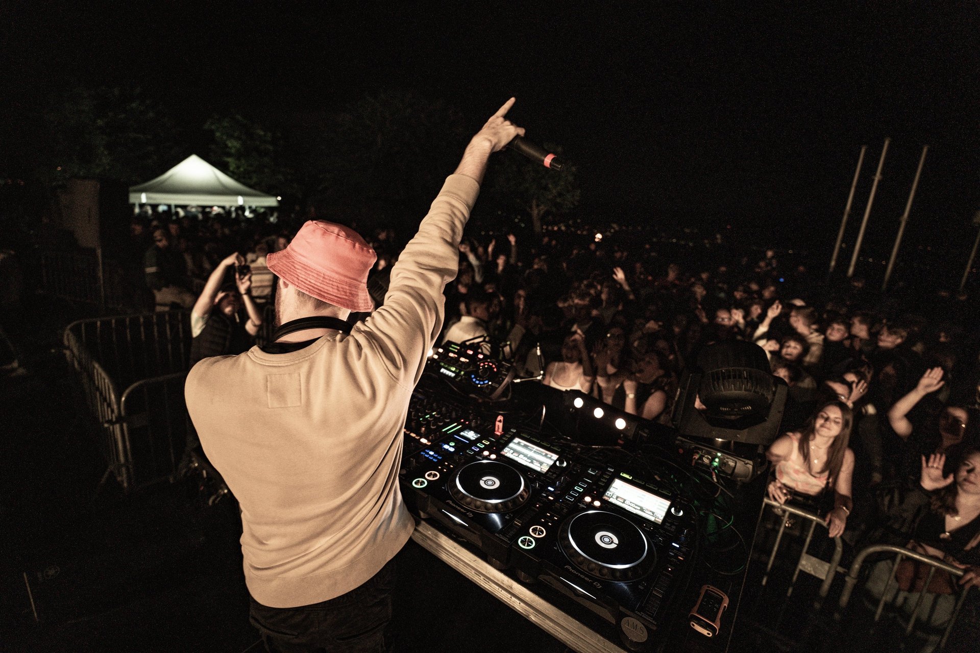 black and white bed linen