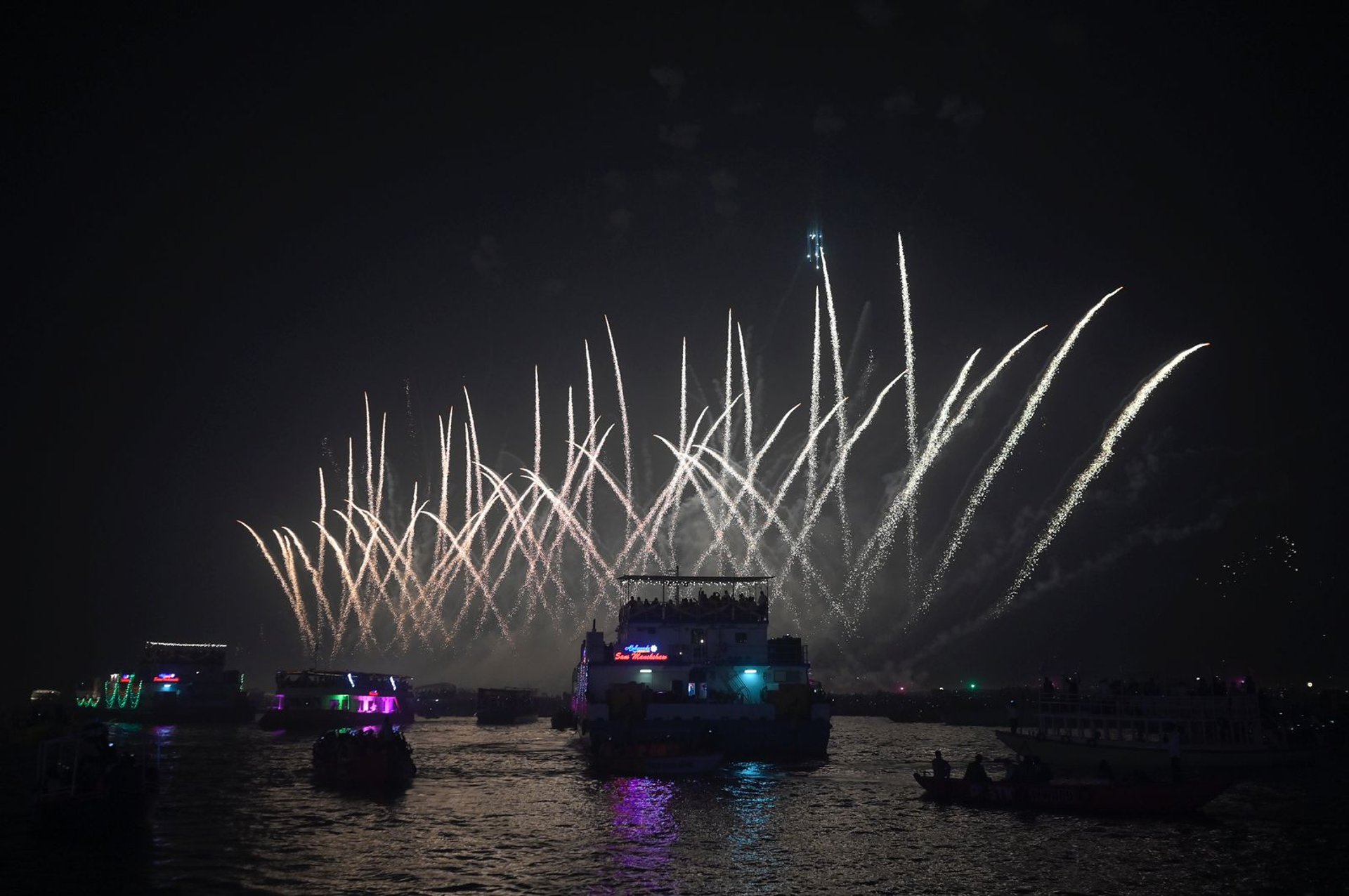 gray computer monitor