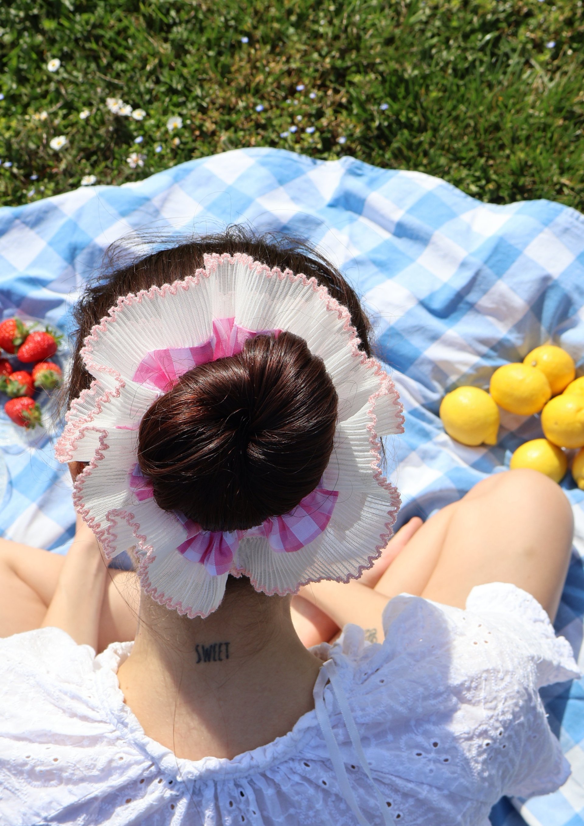 black and white bed linen