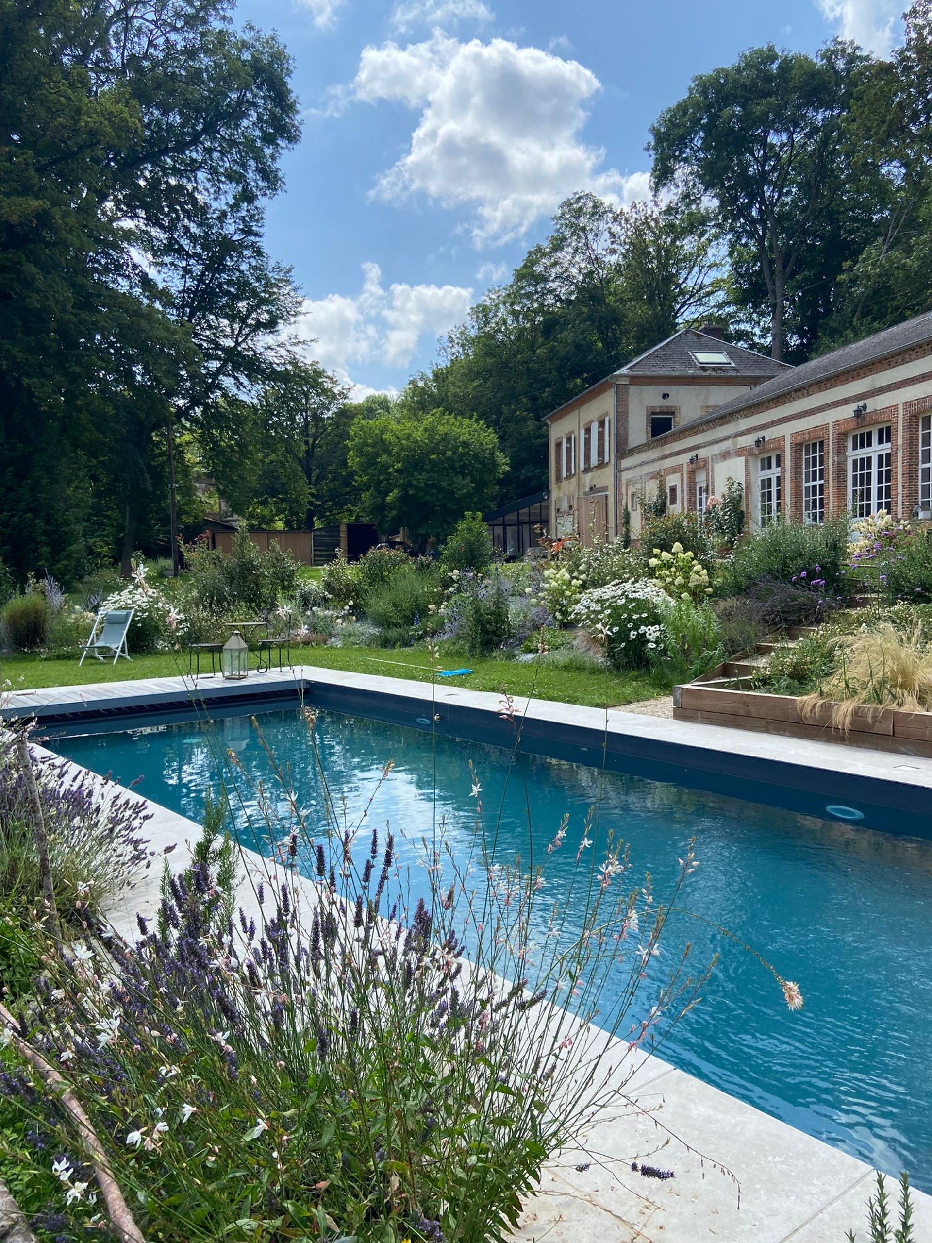 black and white bed linen