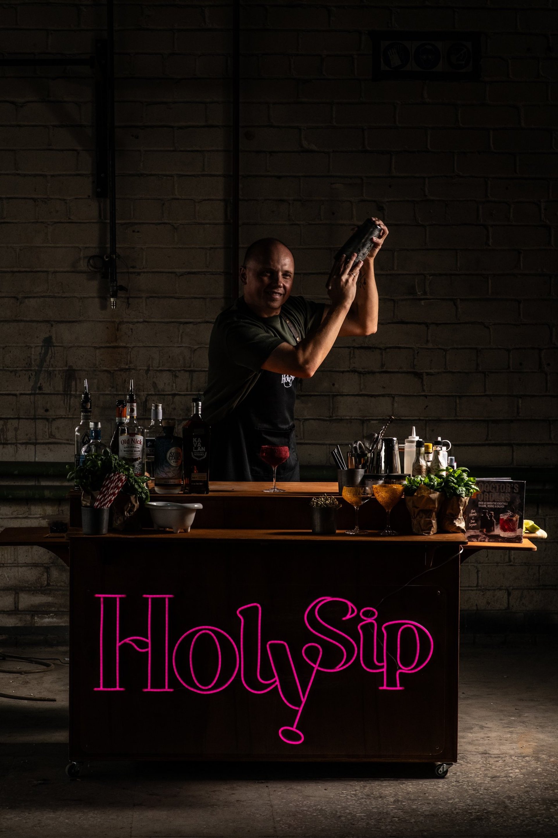 black and white bed linen