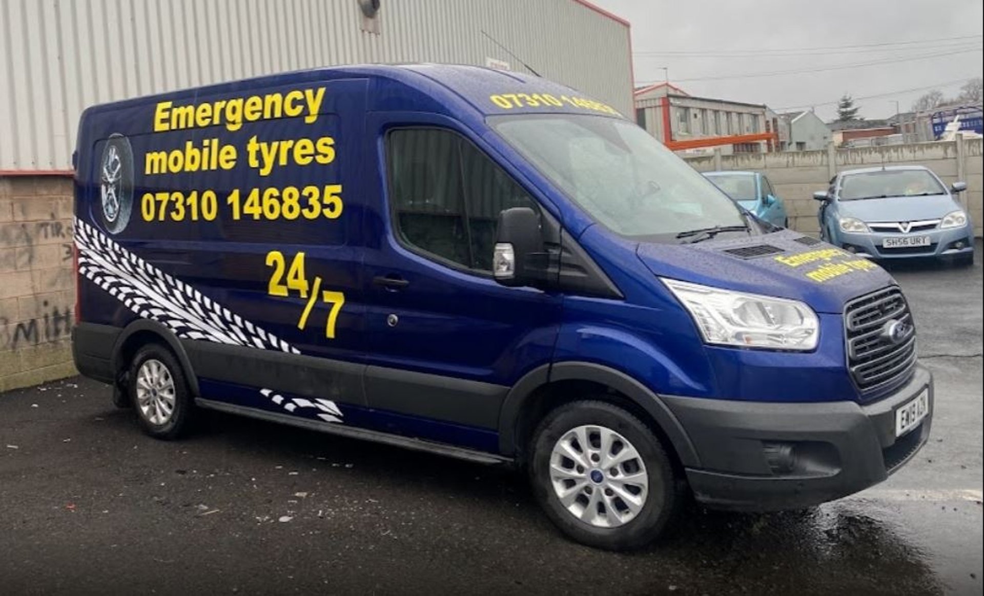 gray computer monitor