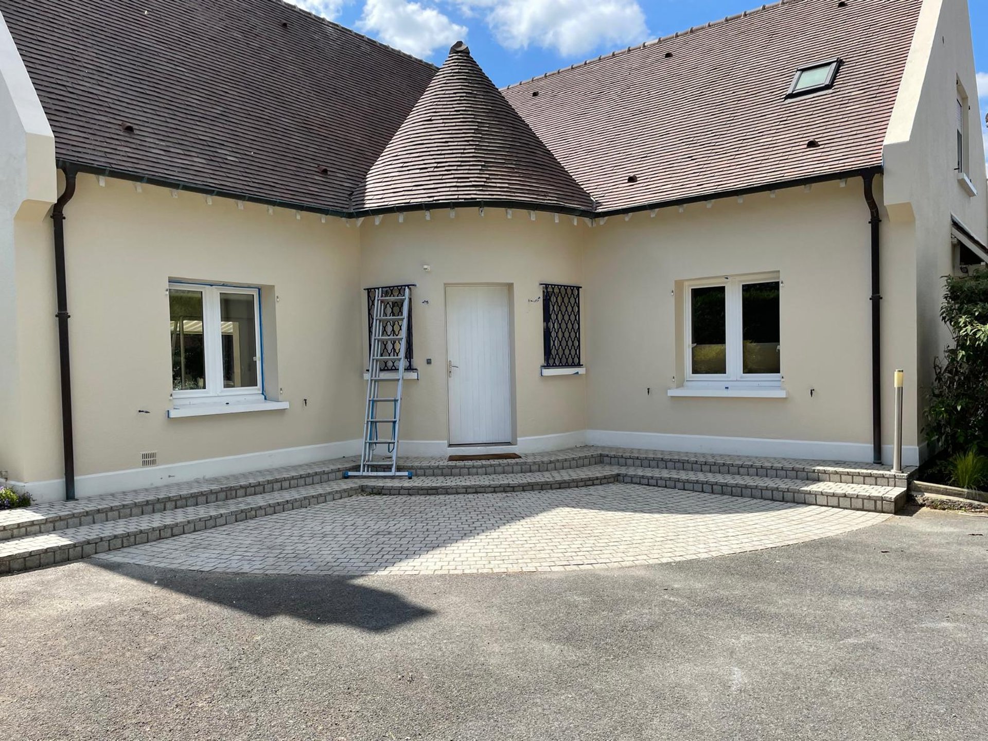 a person wearing blue gloves and holding a hammer