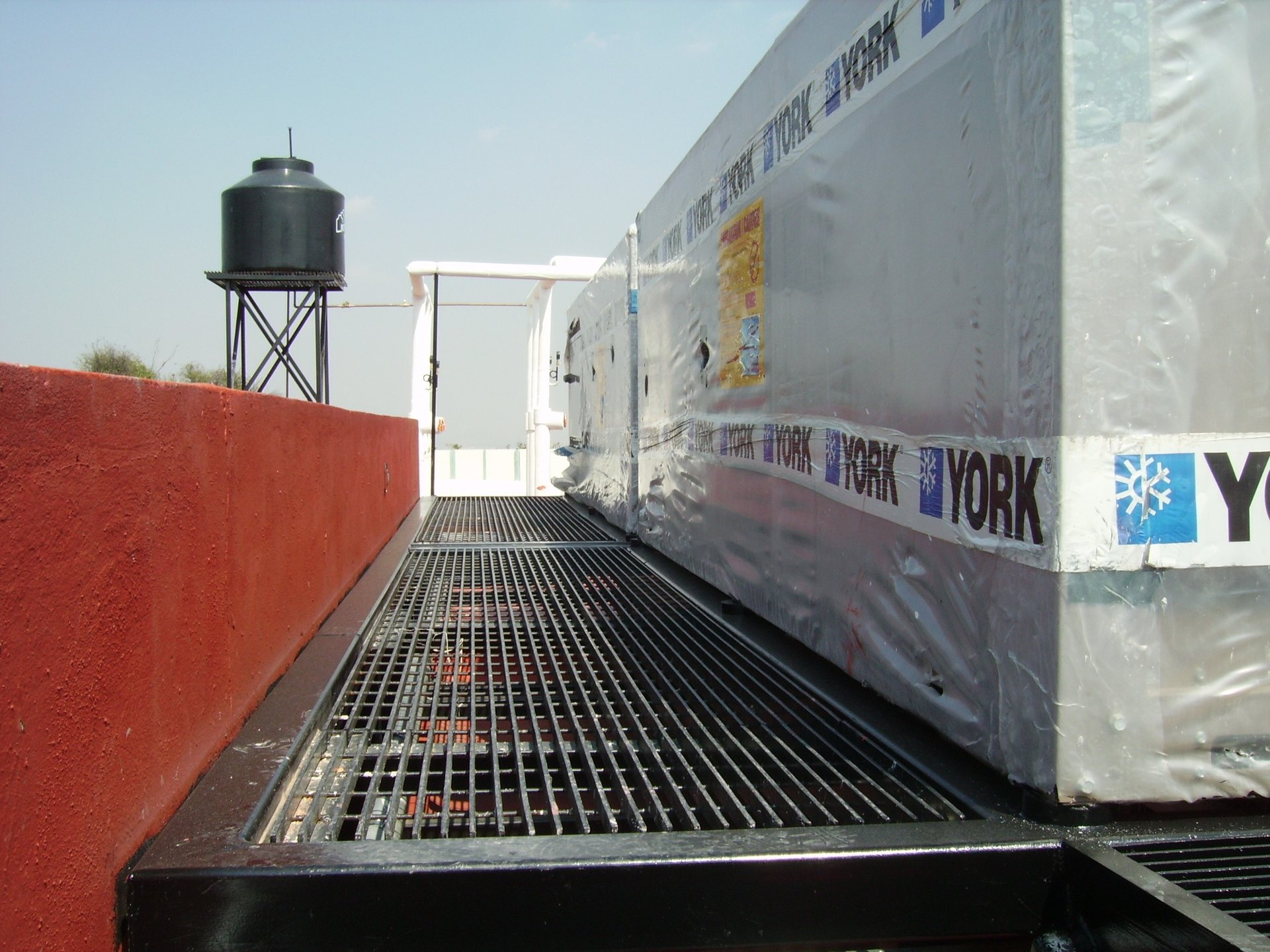 gray computer monitor