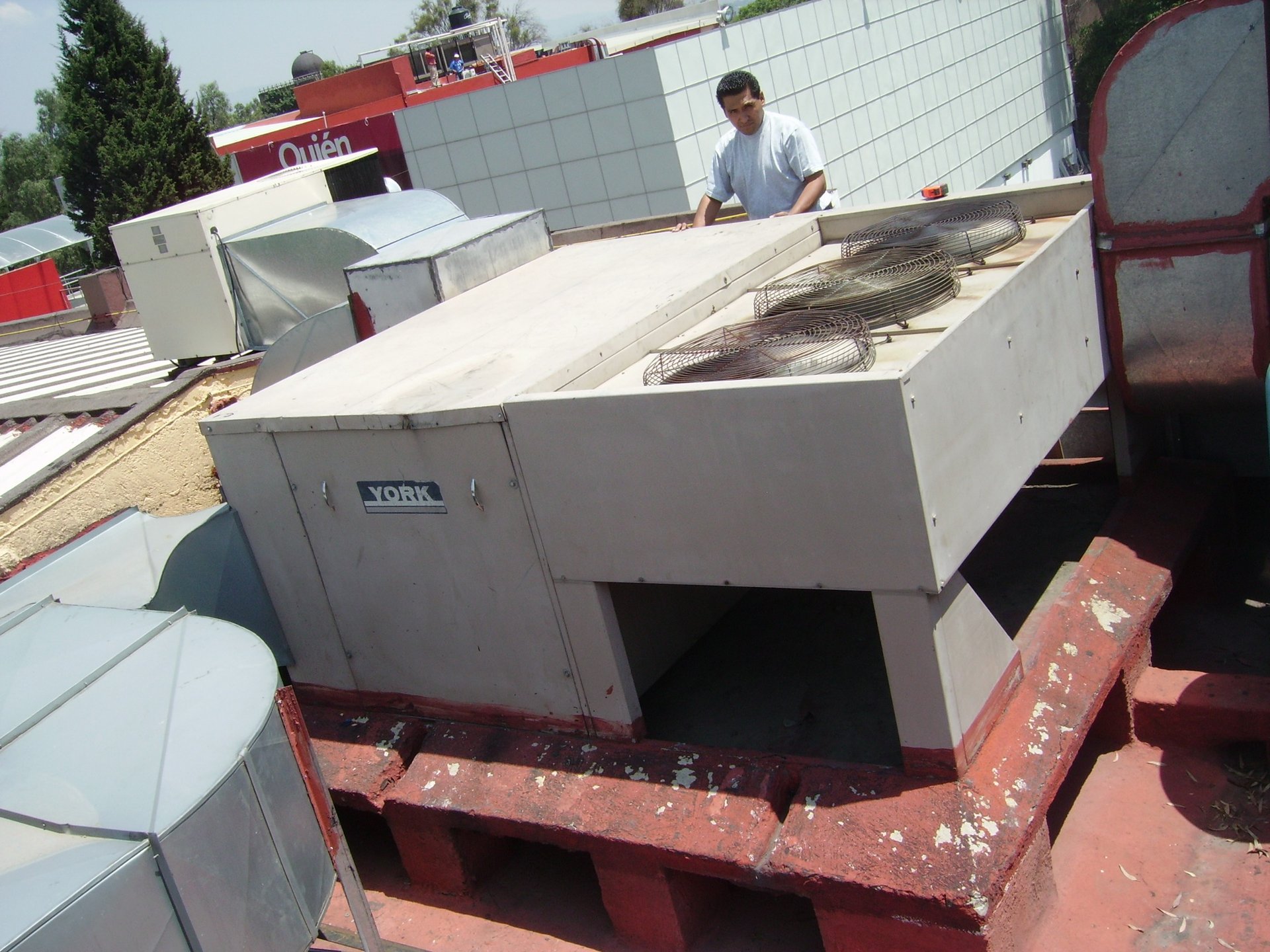 gray computer monitor