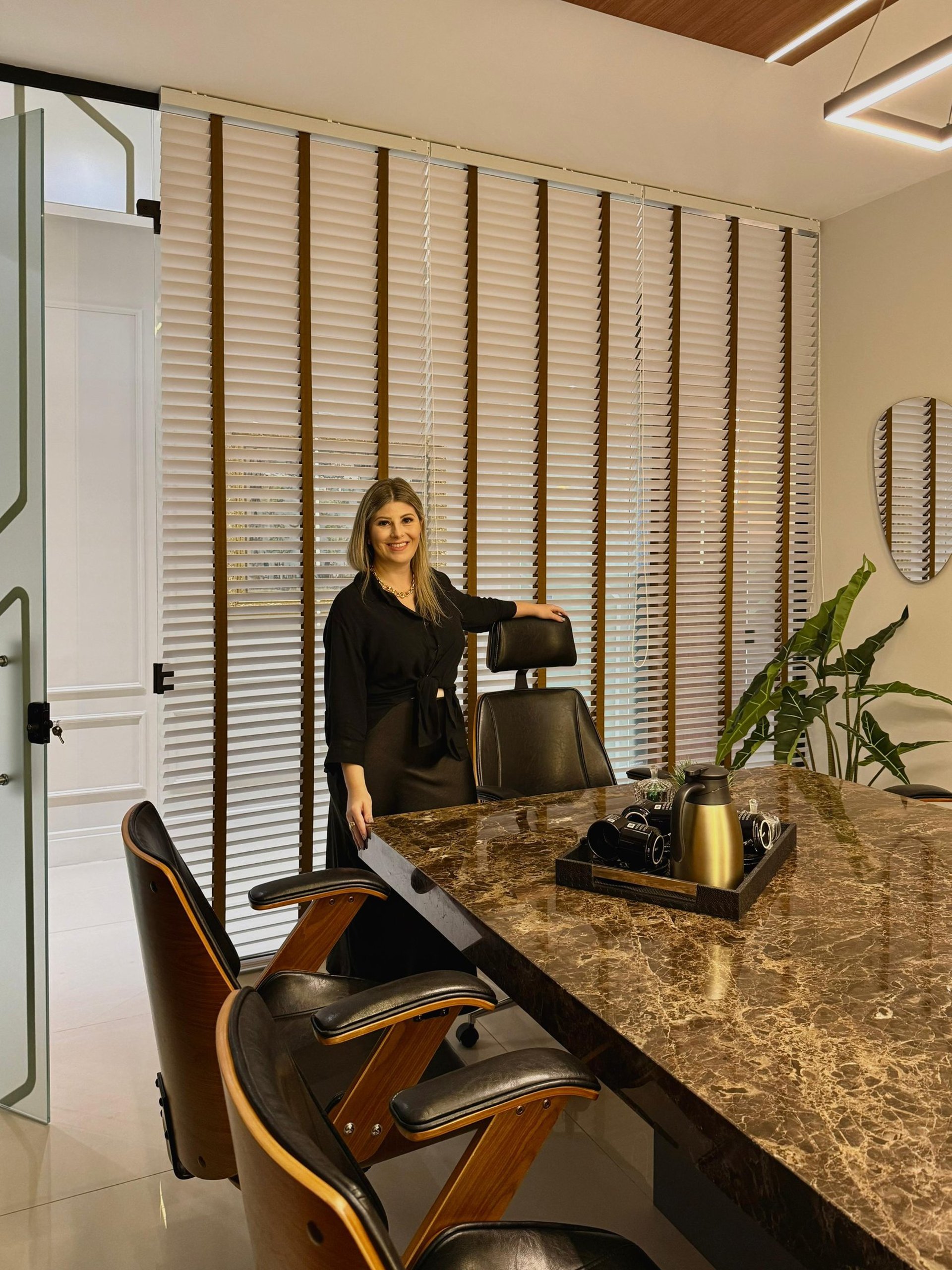 gray computer monitor