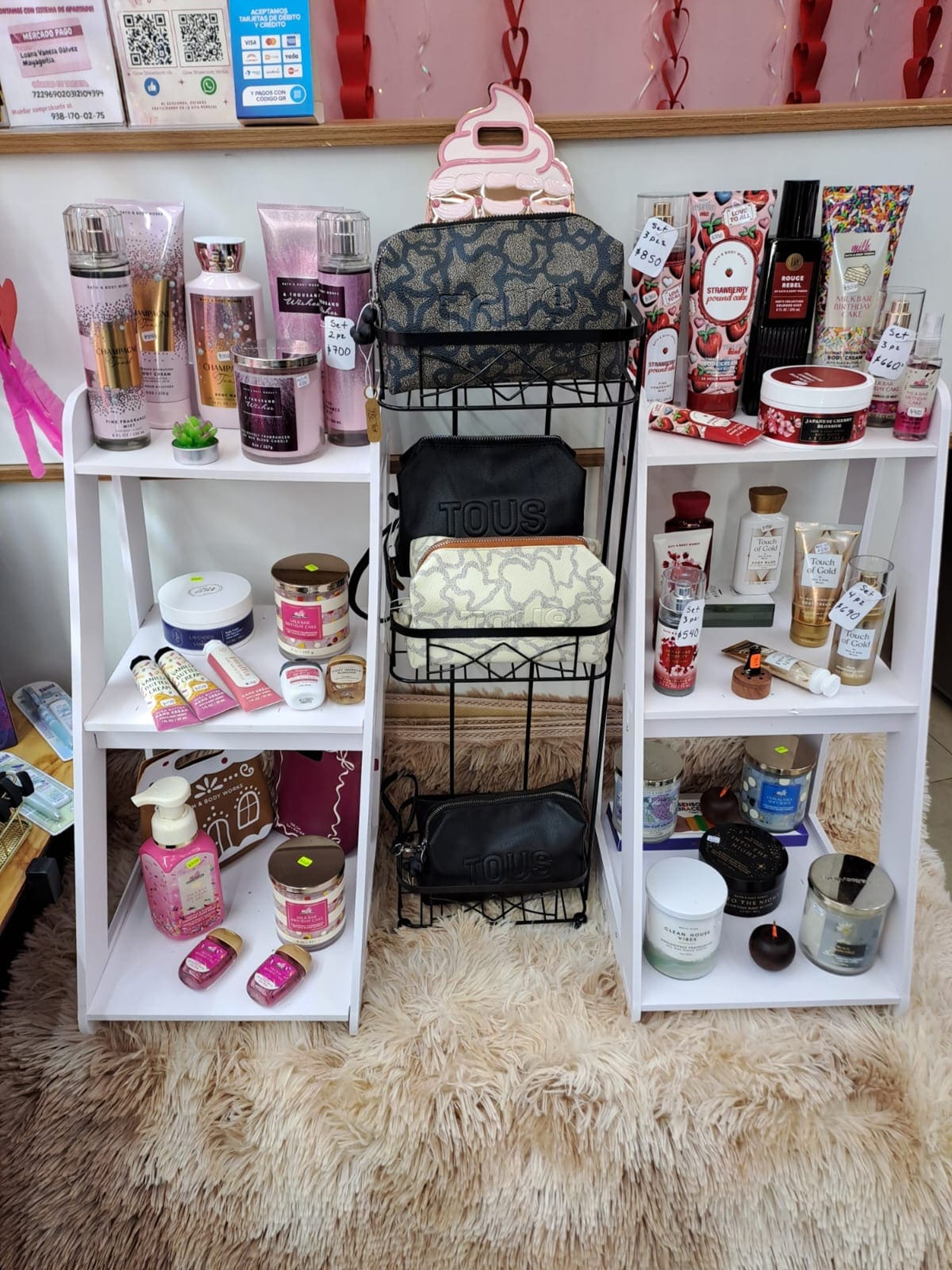 estantes con lociones corporales, cremas, carteras