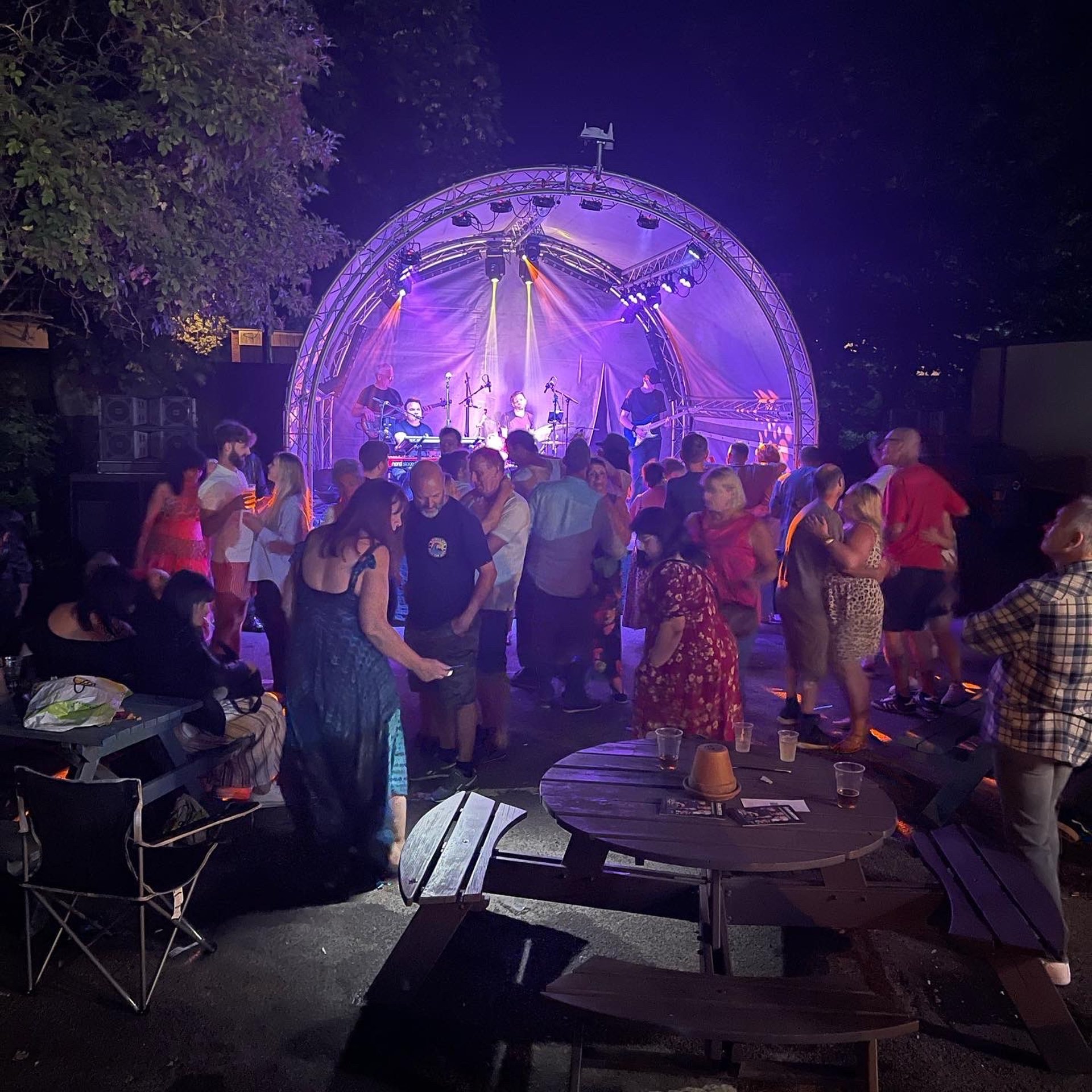 black and white bed linen