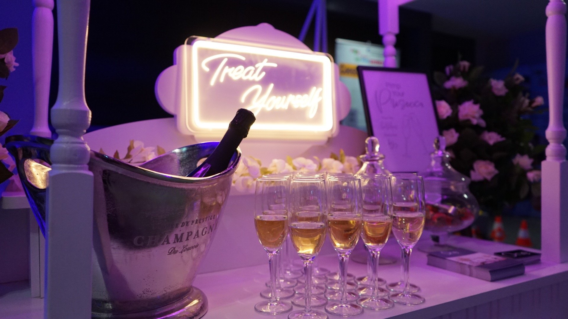 black and white bed linen