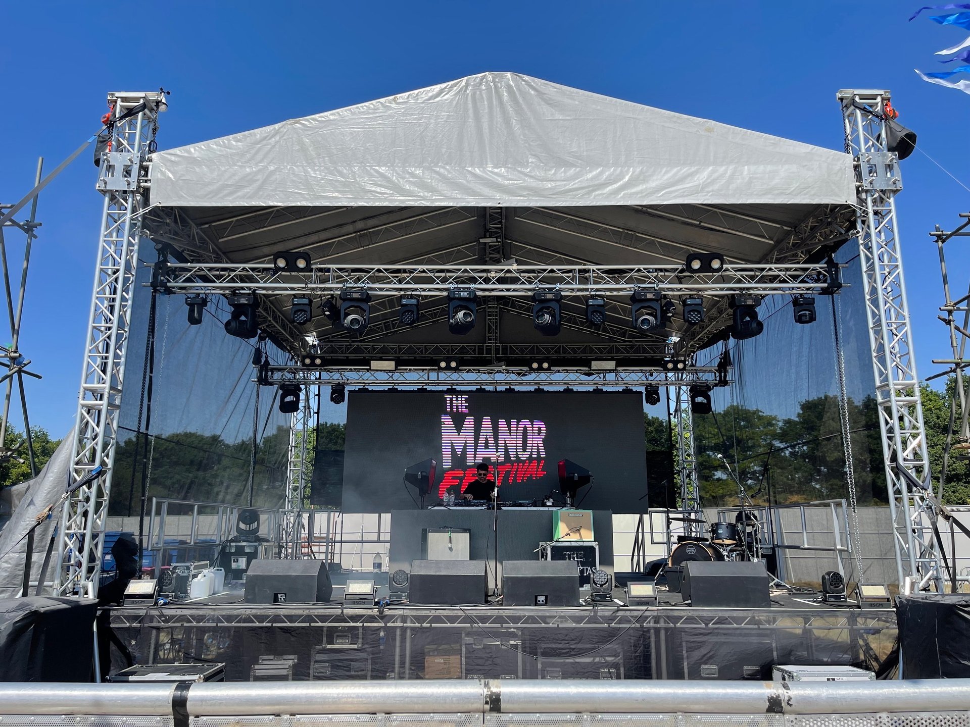 Gabel stage Roof system 