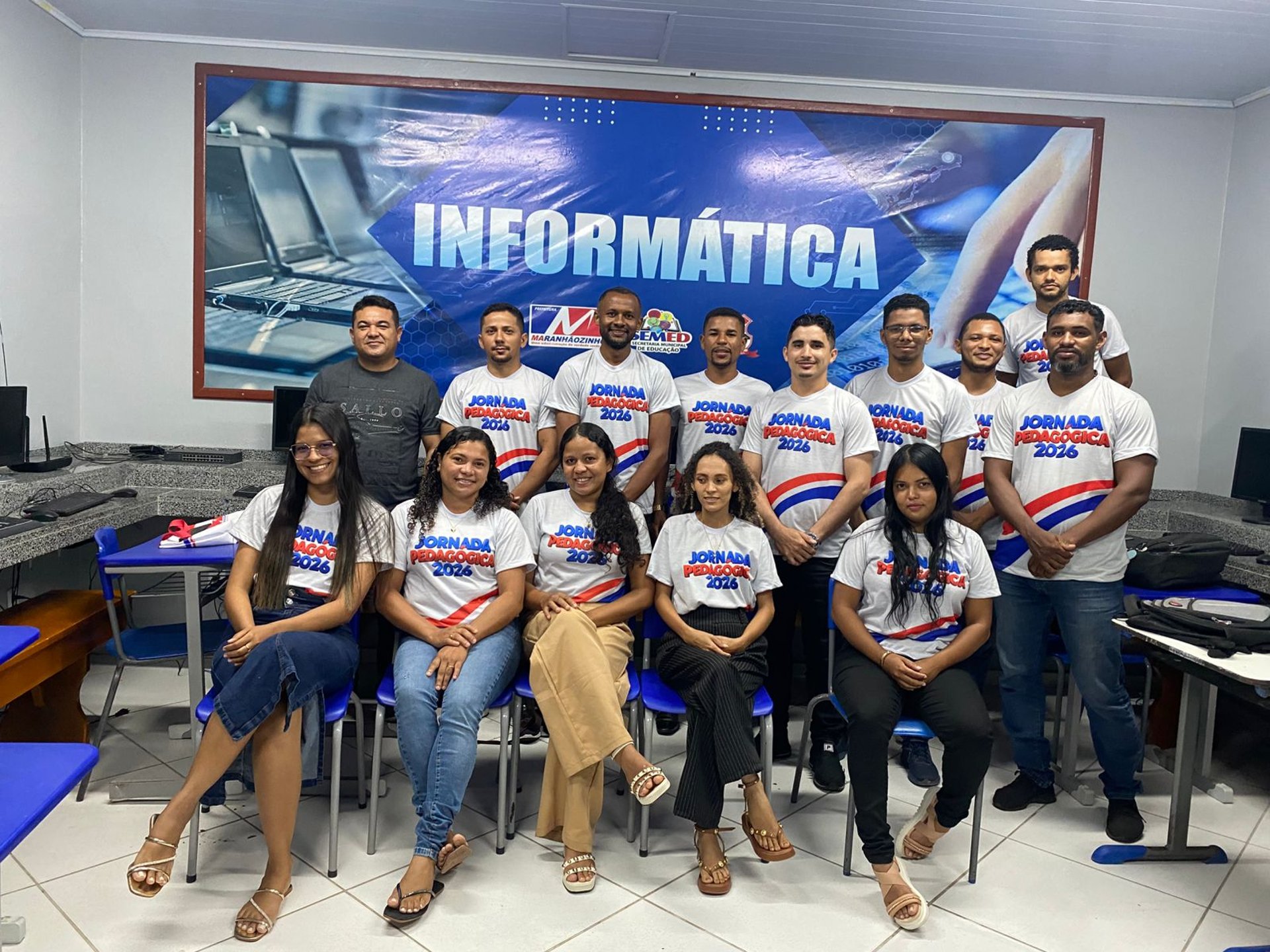 gray computer monitor