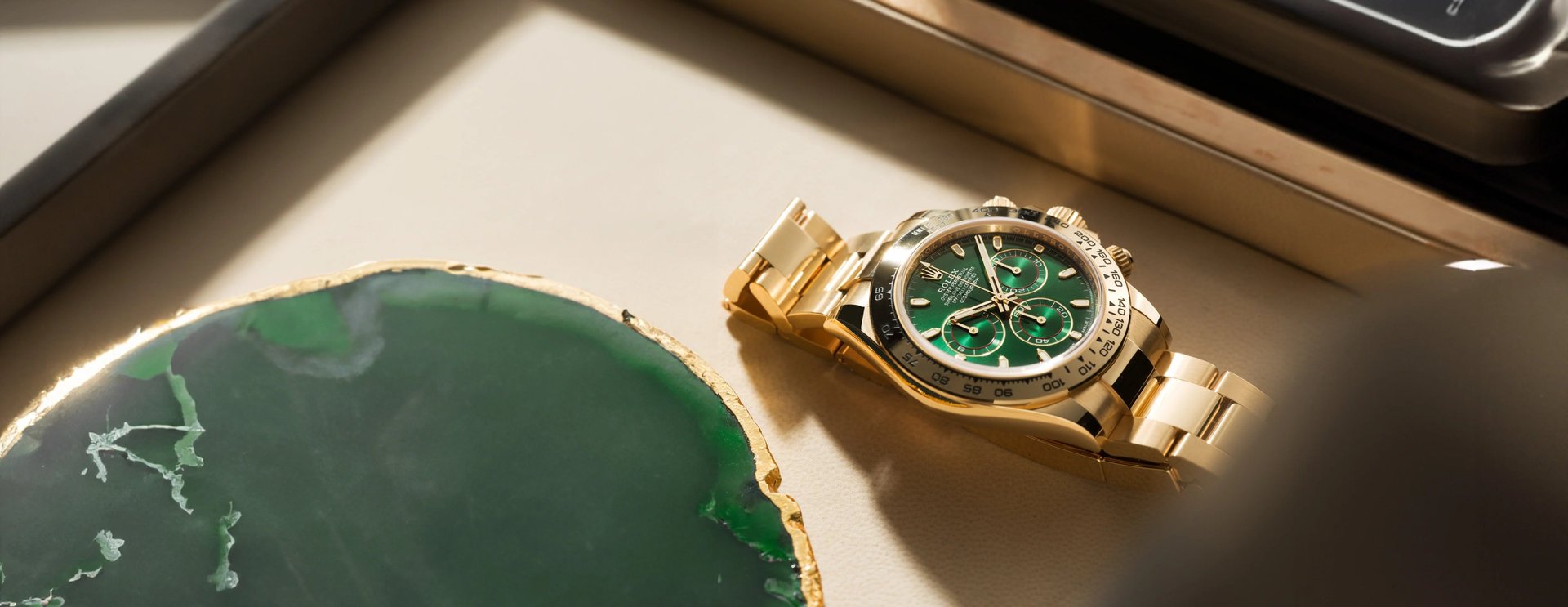 gray computer monitor