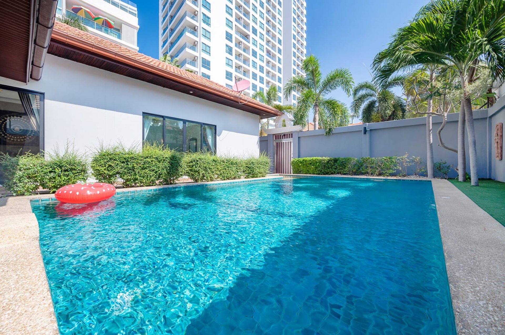 black and white bed linen