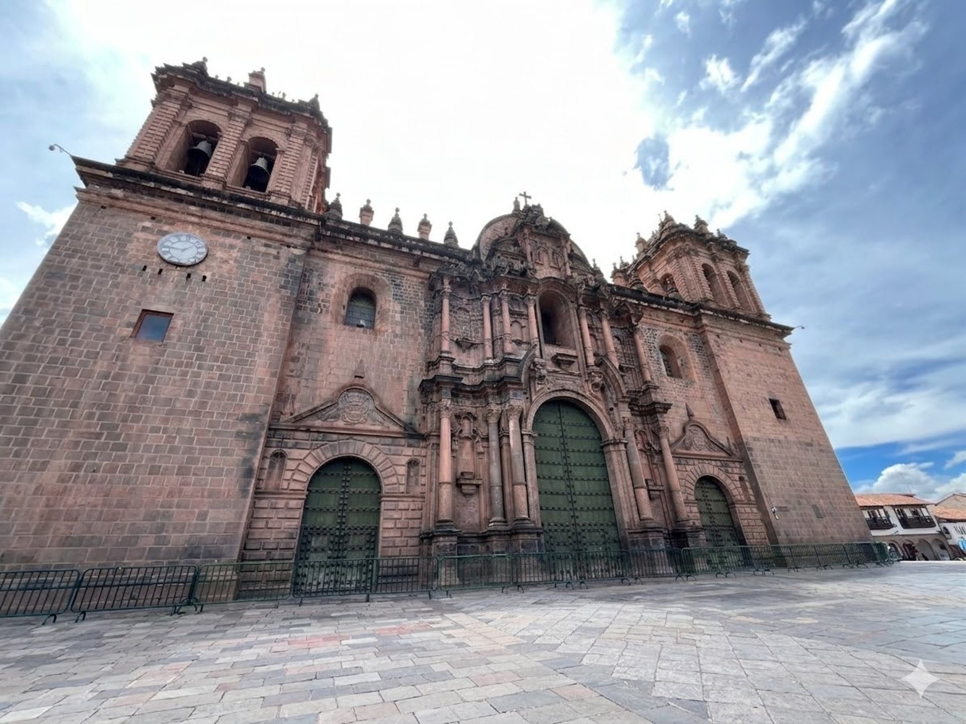 gray computer monitor