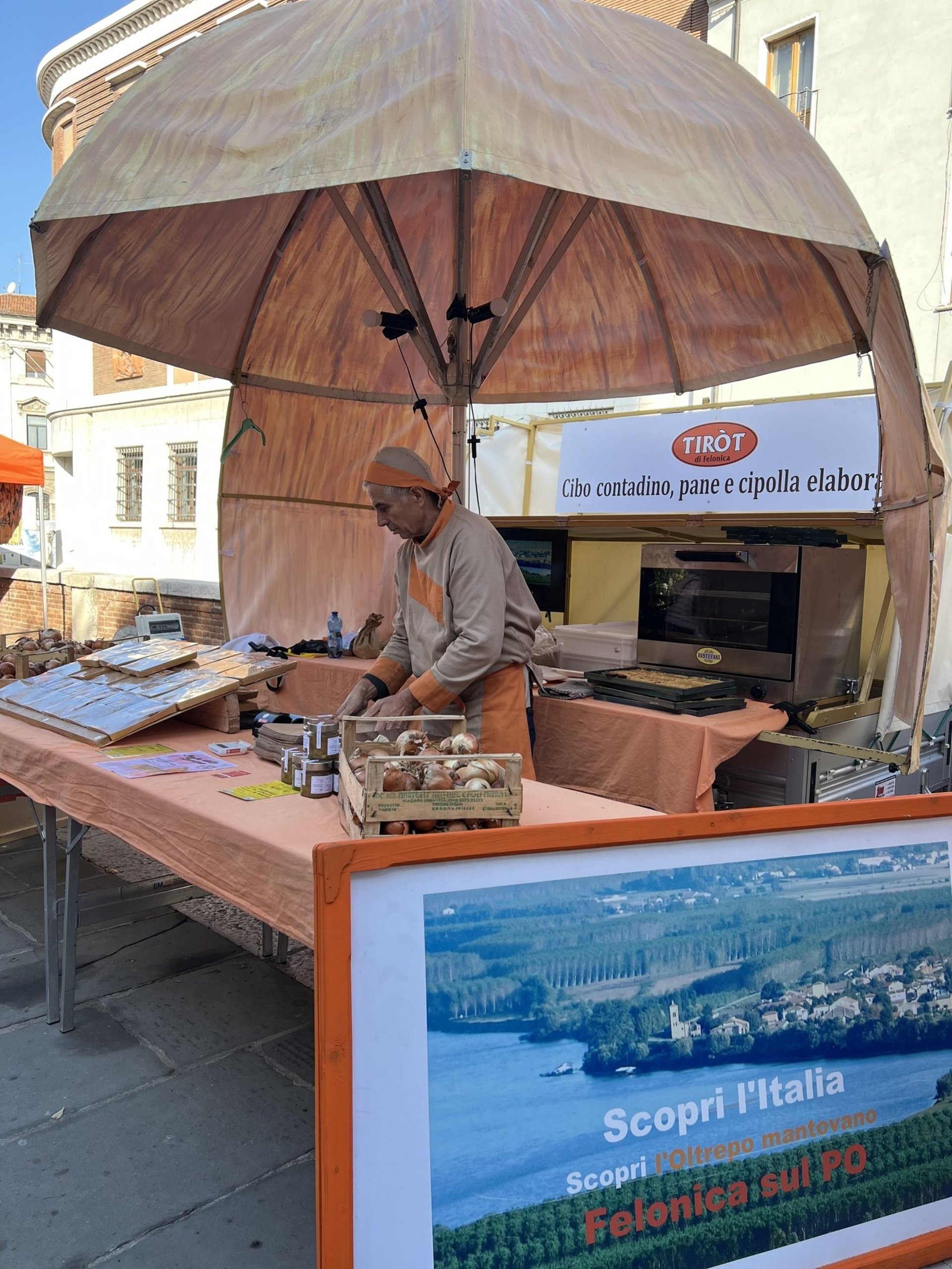 gray computer monitor