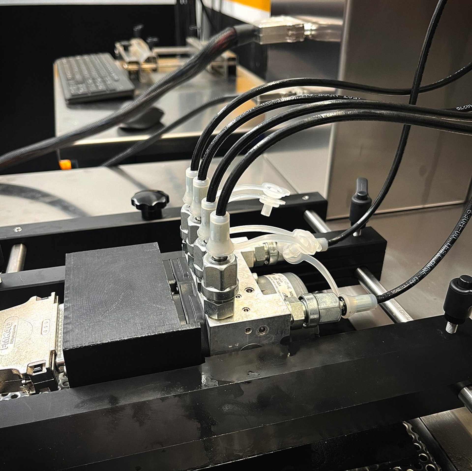 Modulo ABS siendo reparado de su parte Hidraulica los errores mas comunes rueda/s se queda frenada, rueda/s no frena
