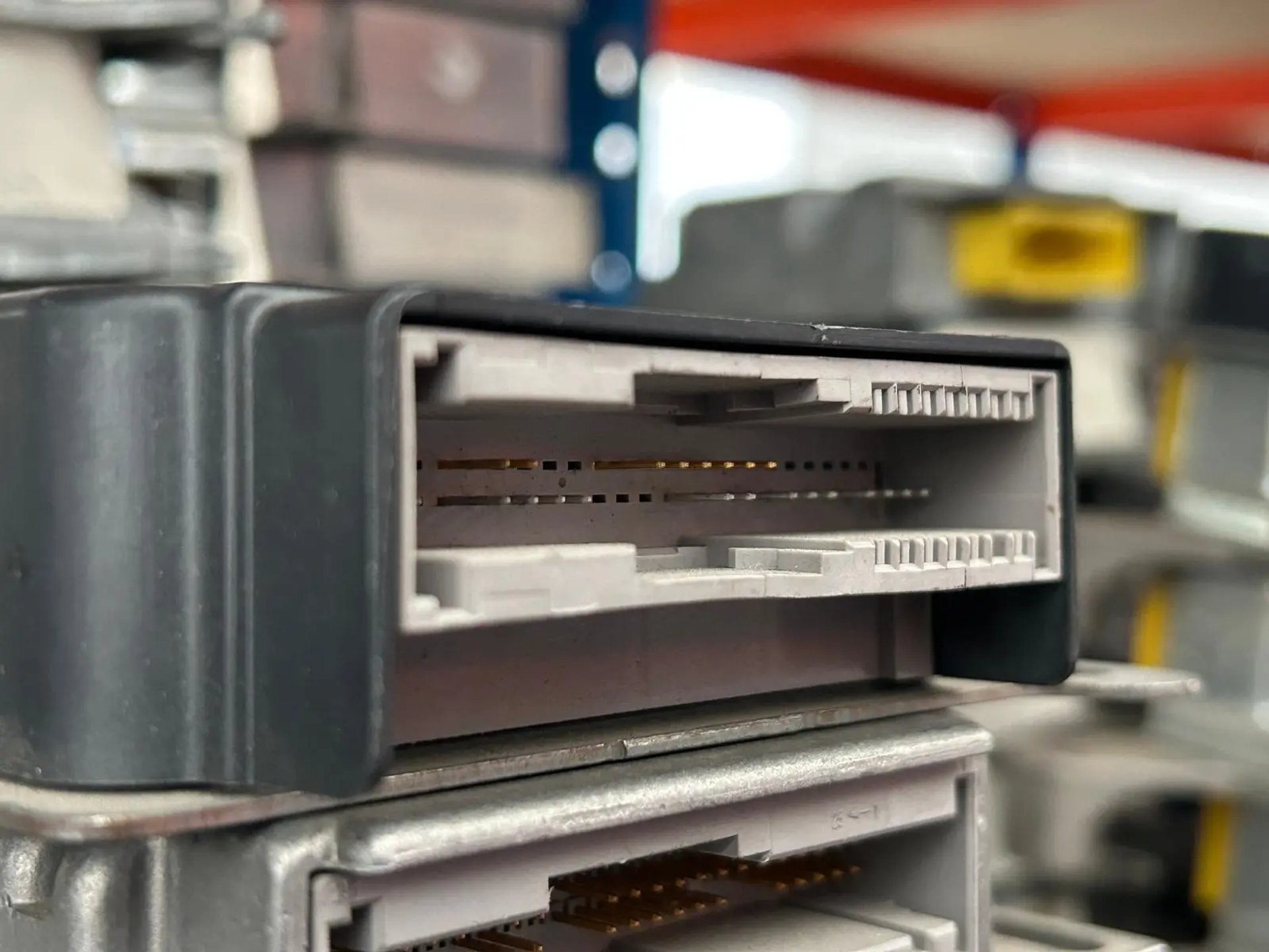 Modulo de airbag de Clairicar enfocando los pines electronicos