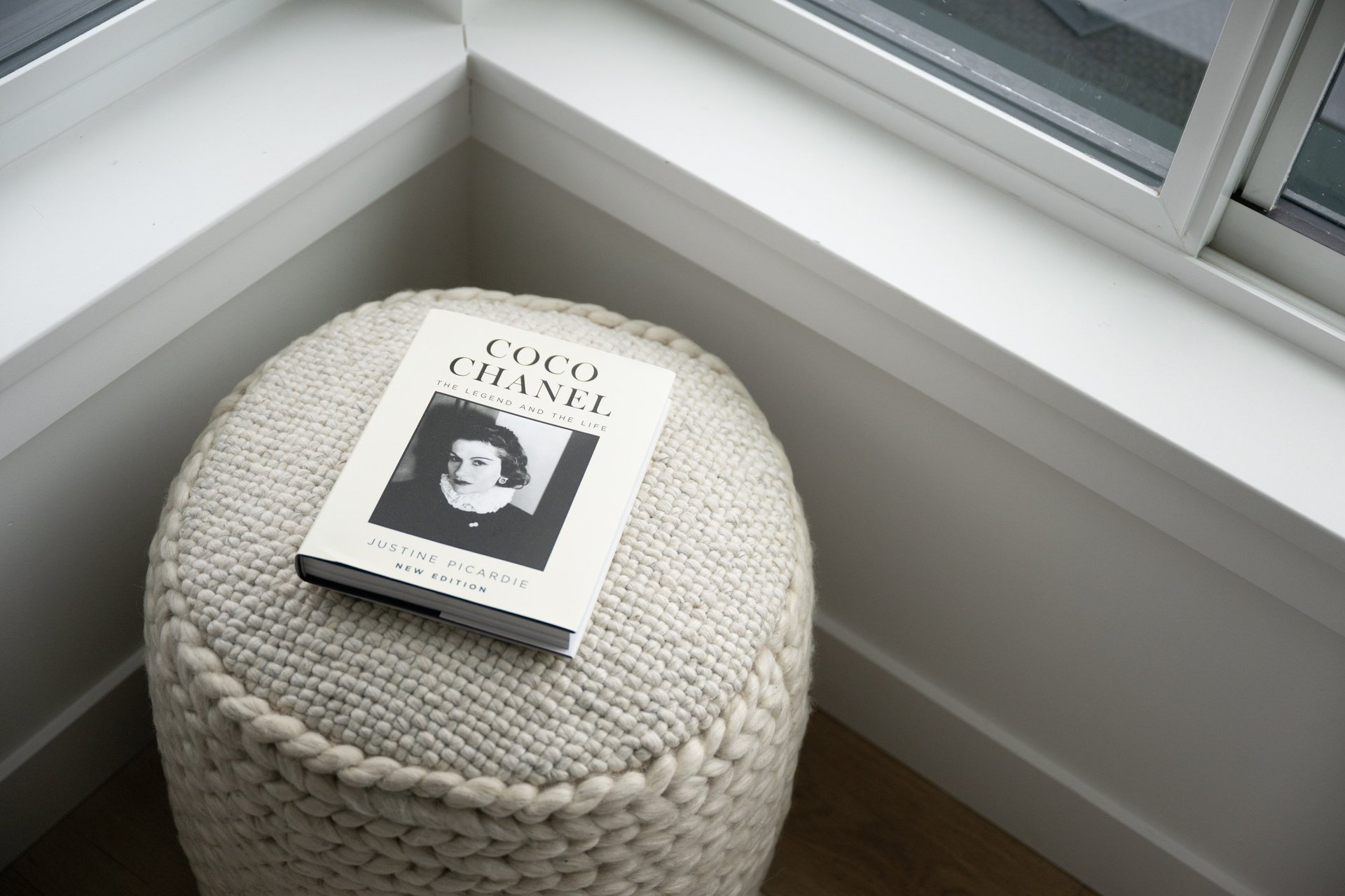 gray computer monitor