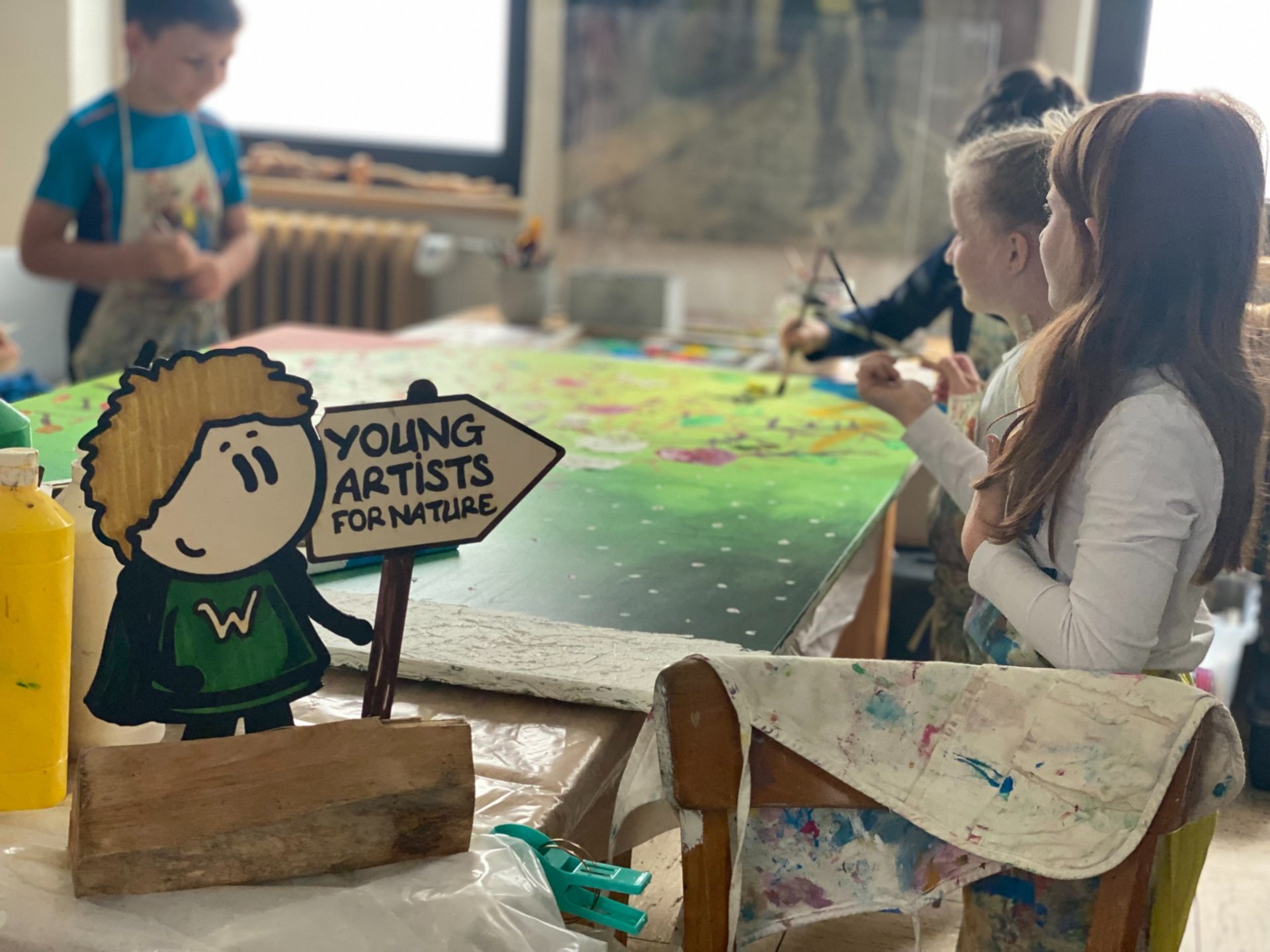 gray computer monitor