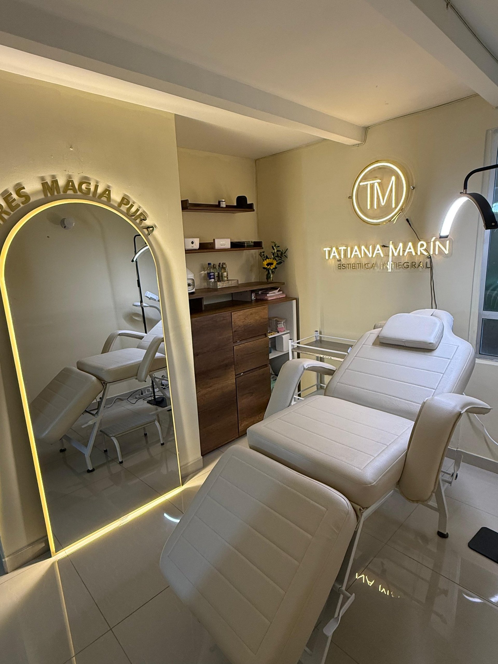 gray computer monitor