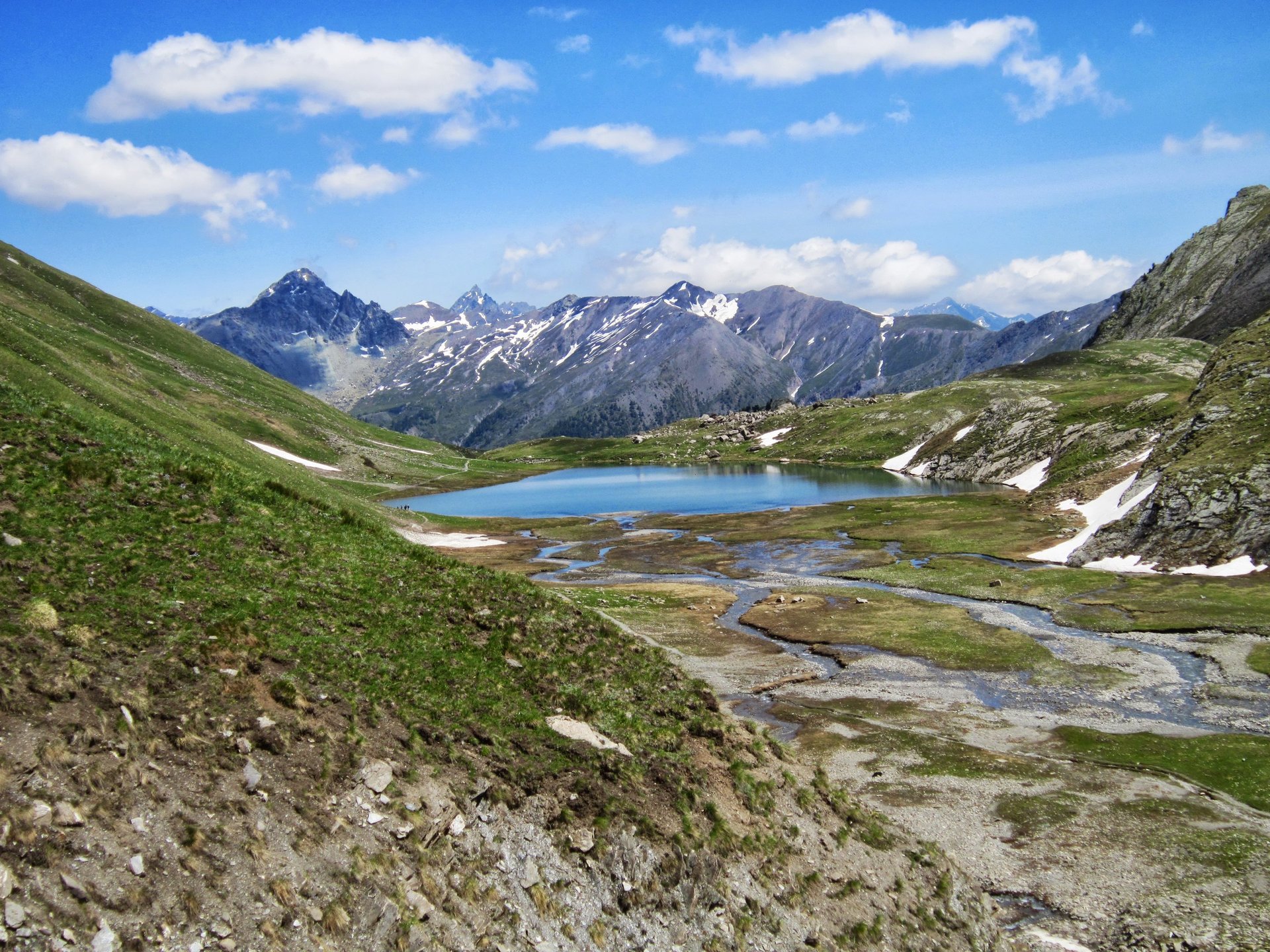 black and white bed linen