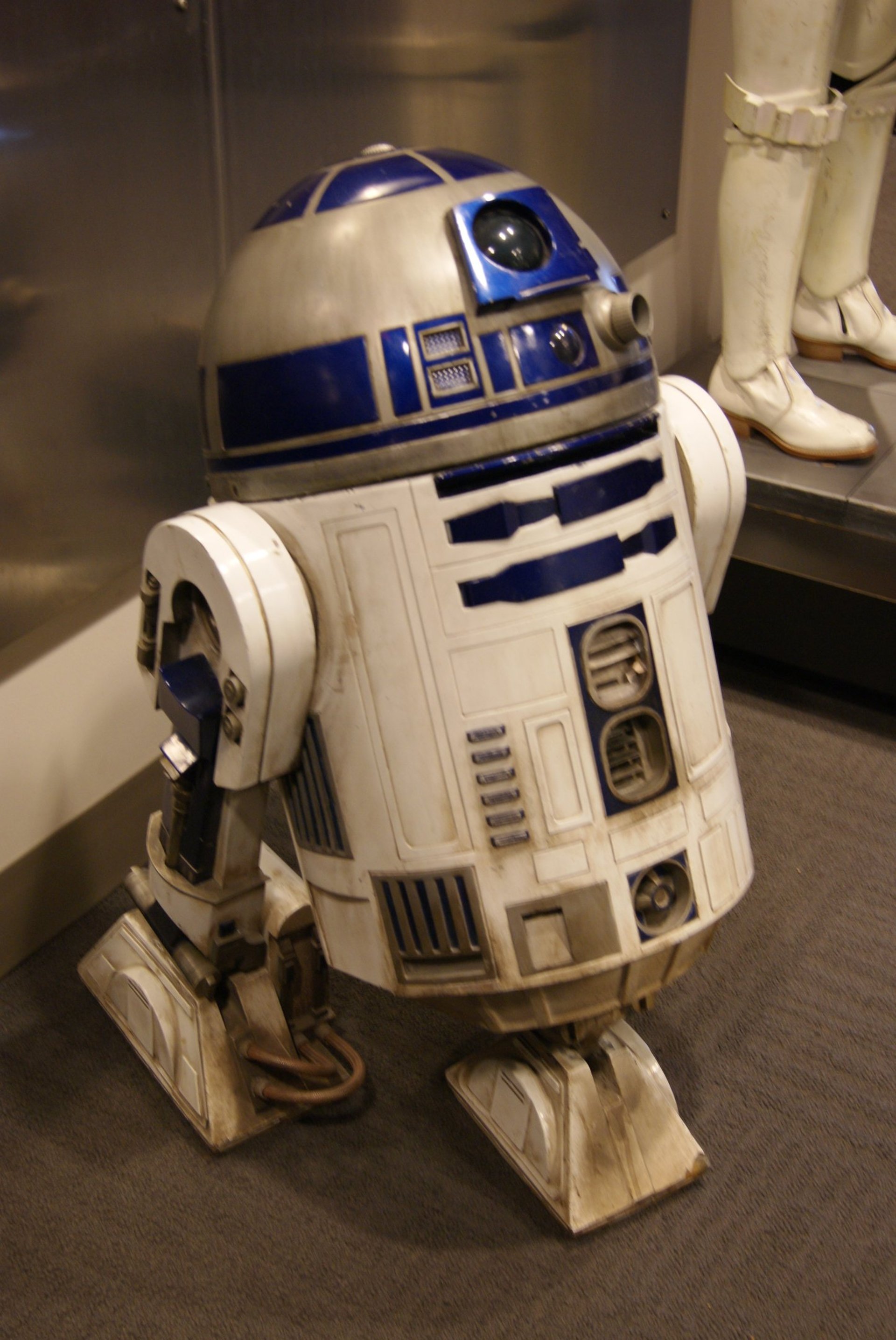 gray computer monitor