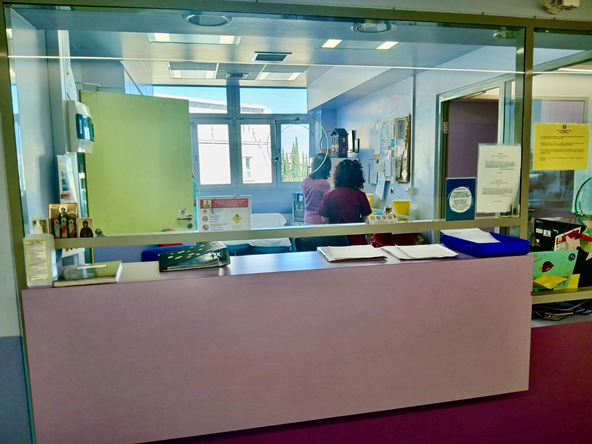 gray computer monitor