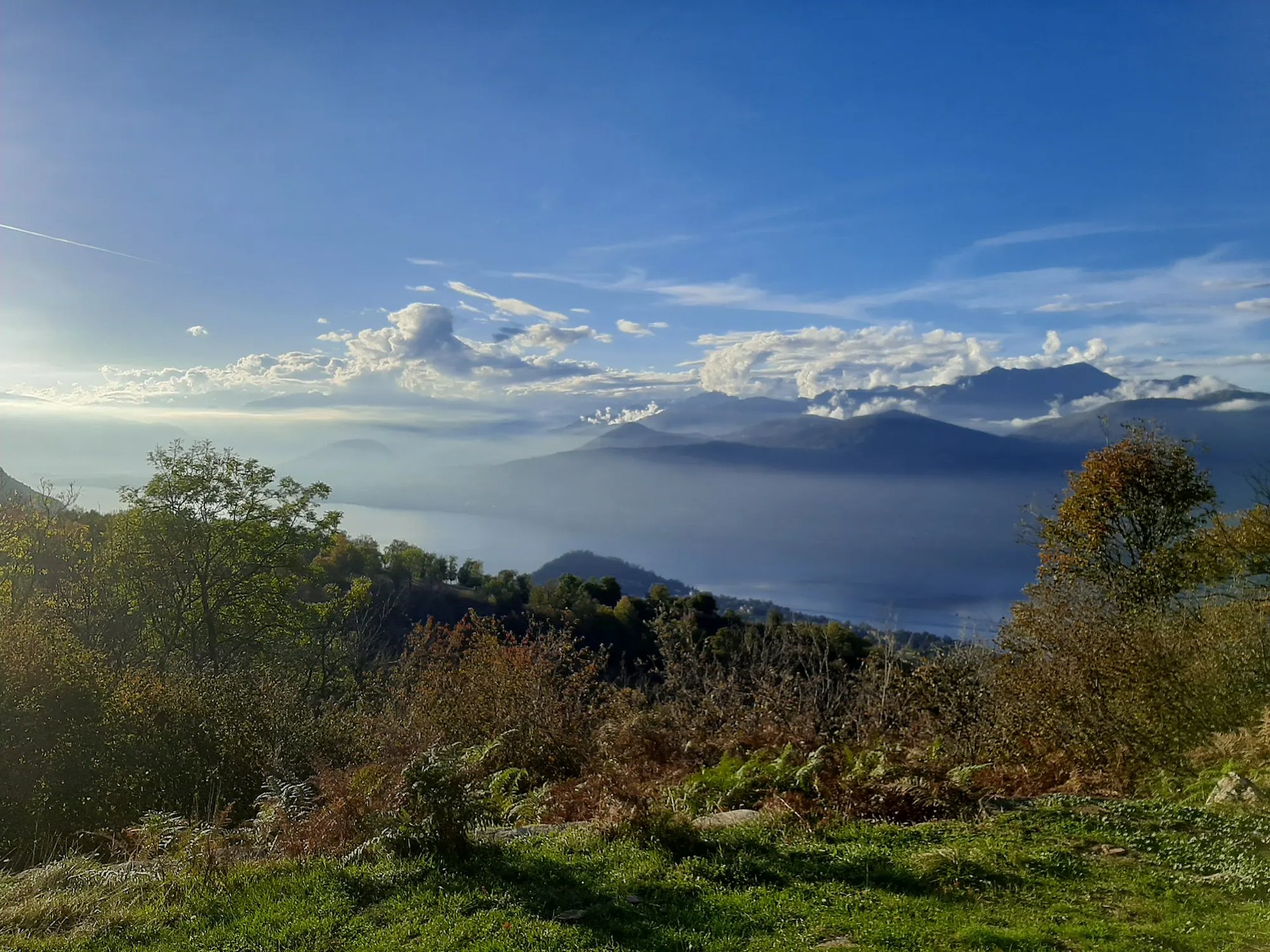 Veduta panoramica del Lago Maggiore vicino a Luino: natura che ispirano la pratica dello Shiatsu di Paolo Maruzzi.